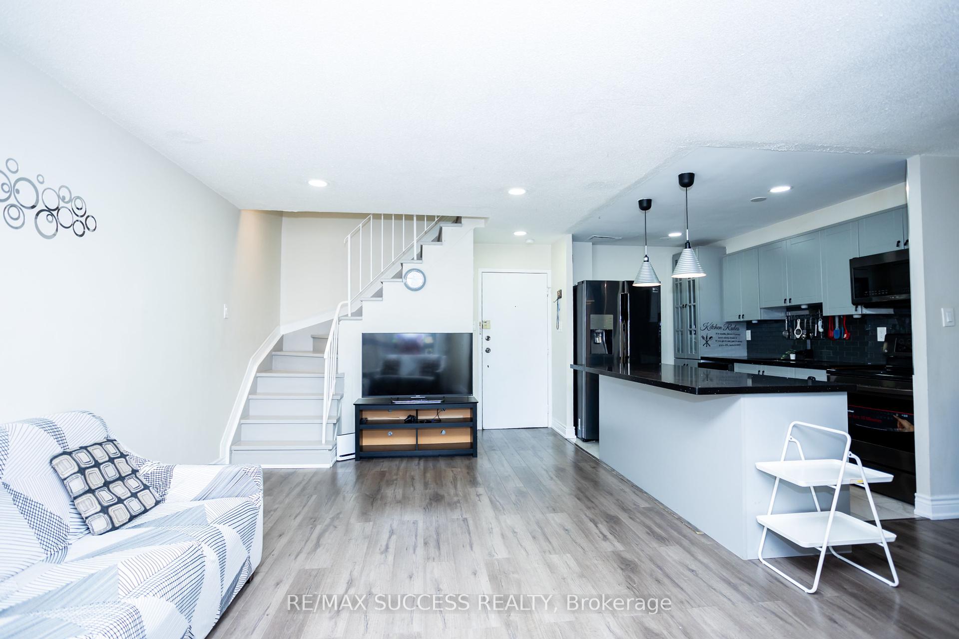 3 Bedrooms Condo at 2095 Roche, Mississauga For sale