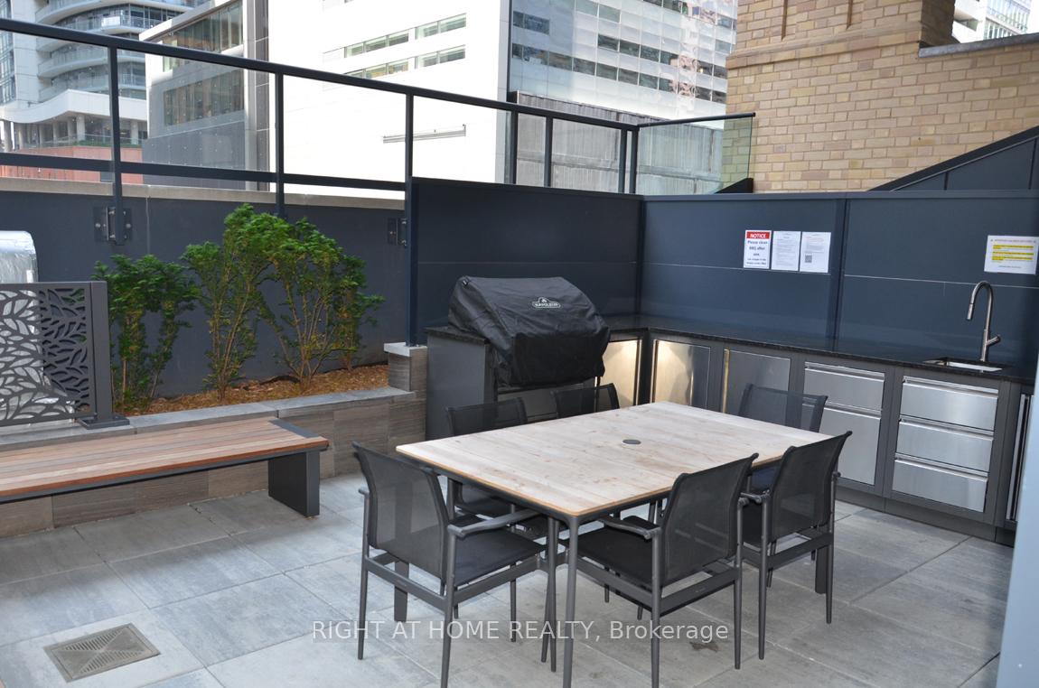 1 Bedroom Condo at 327 King, Toronto For sale