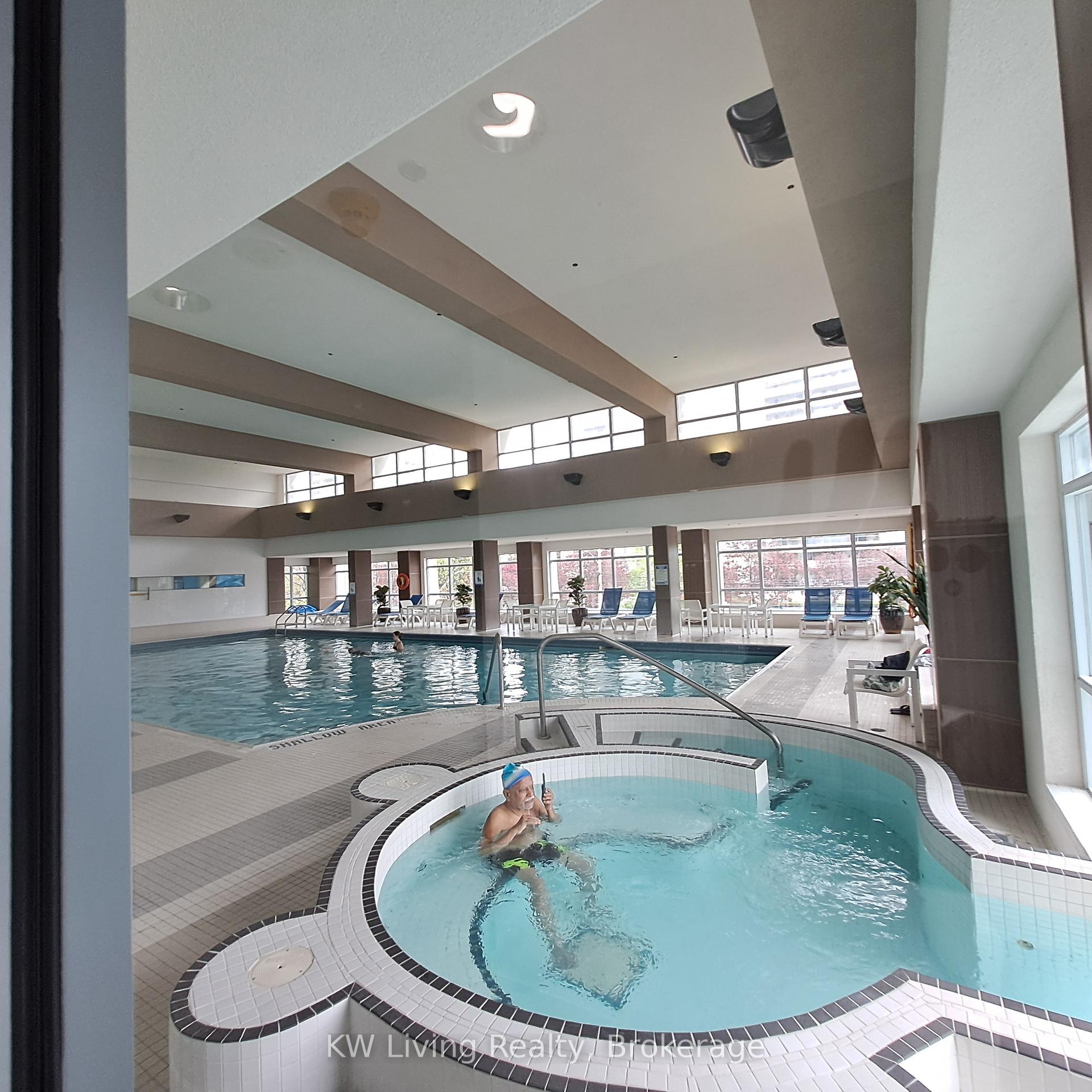 2 Bedrooms Condo at 33 Elm, Mississauga For sale