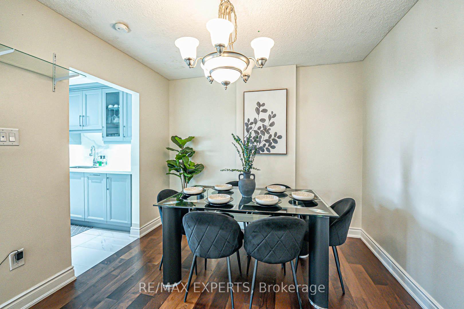 3 Bedrooms Condo at 1625 Bloor, Mississauga For sale