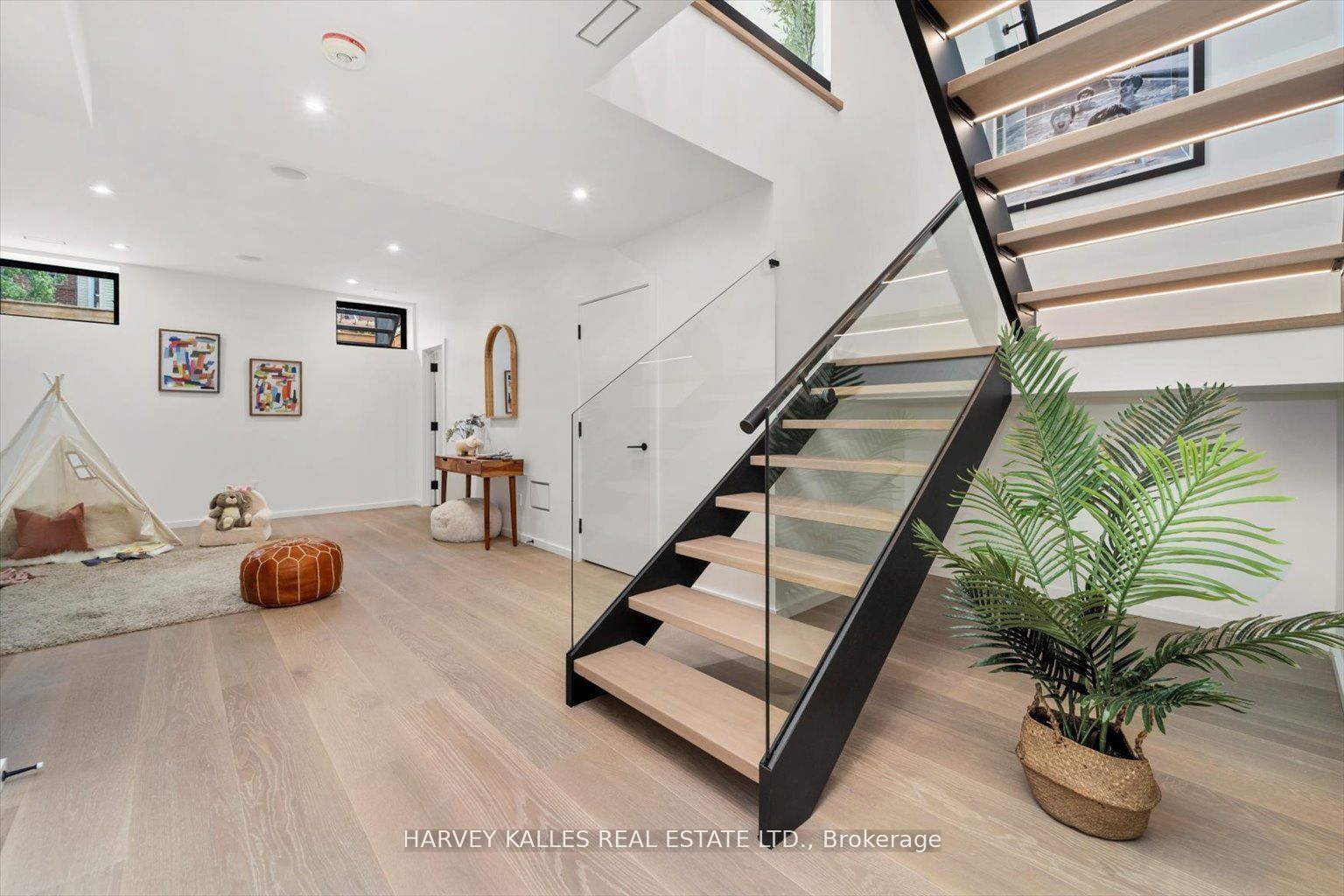 697 Richmond Street W