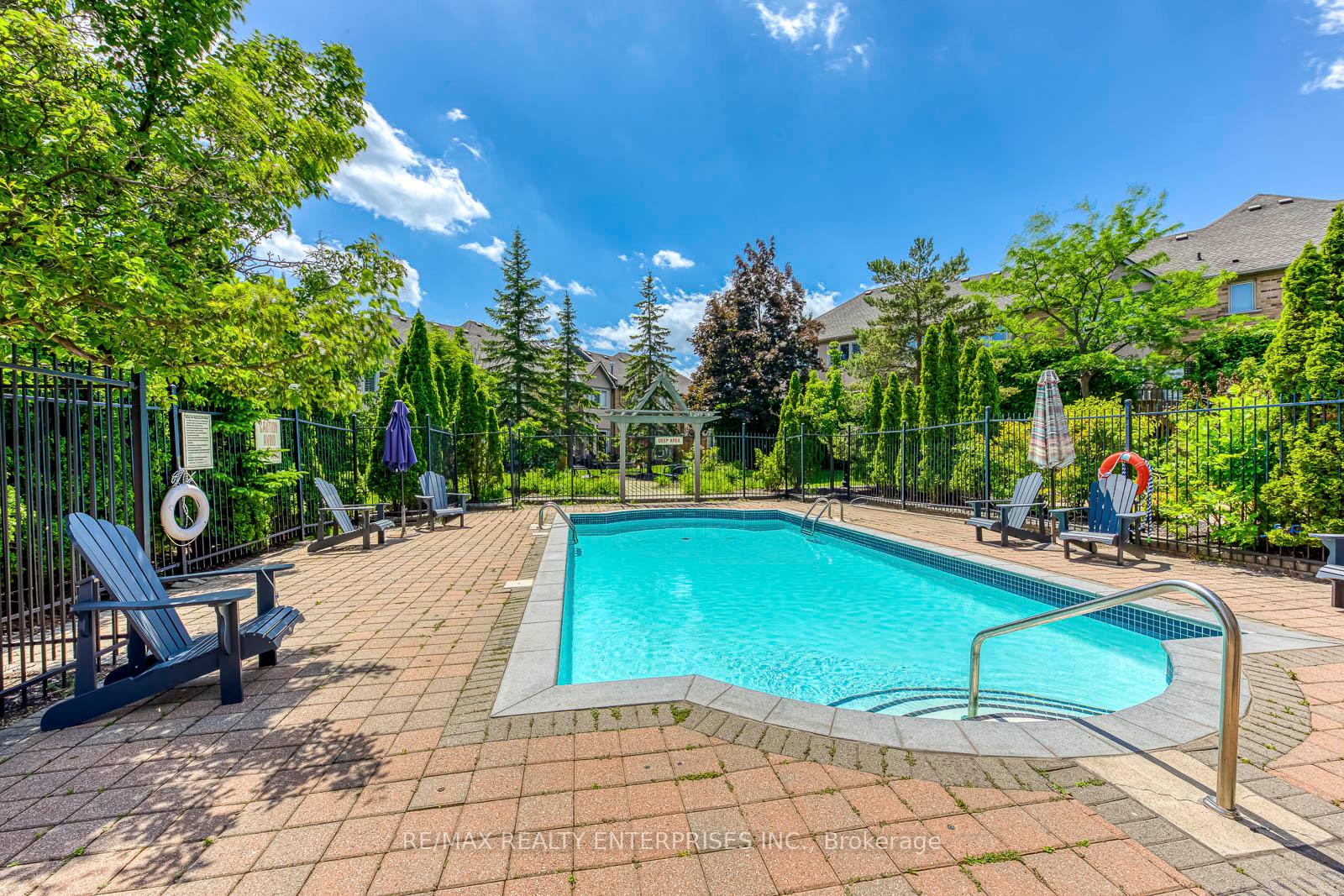 3 Bedrooms Condo at 5658 Glen Erin, Mississauga For sale