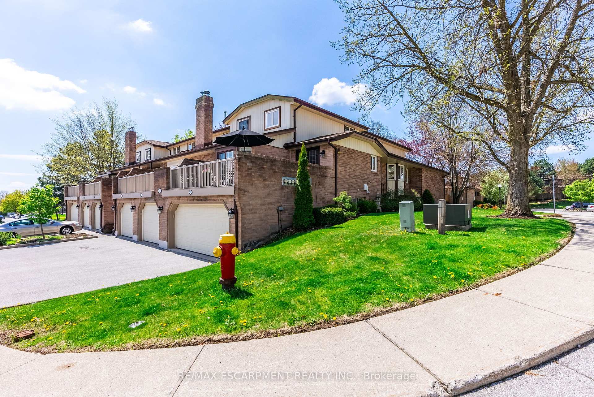 3 Bedrooms Condo at 1508 UPPER MIDDLE, Burlington For sale