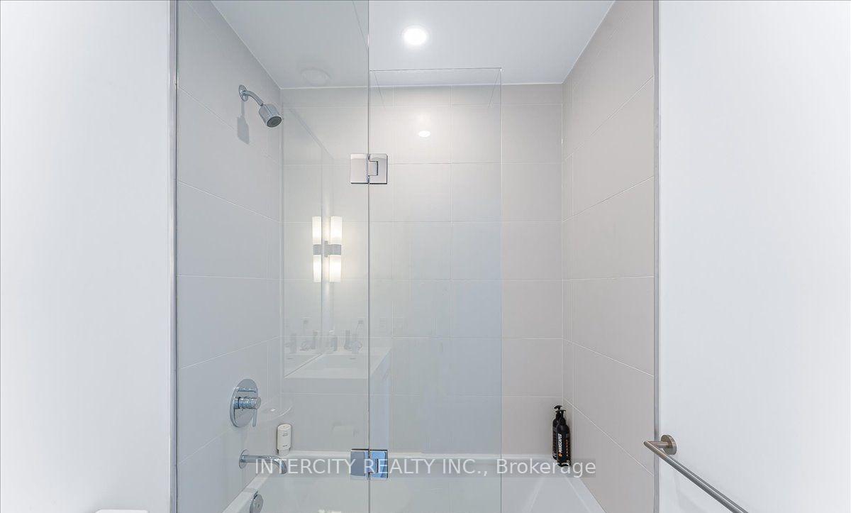 3 Bedrooms Condo at 33 Helendale, Toronto For sale