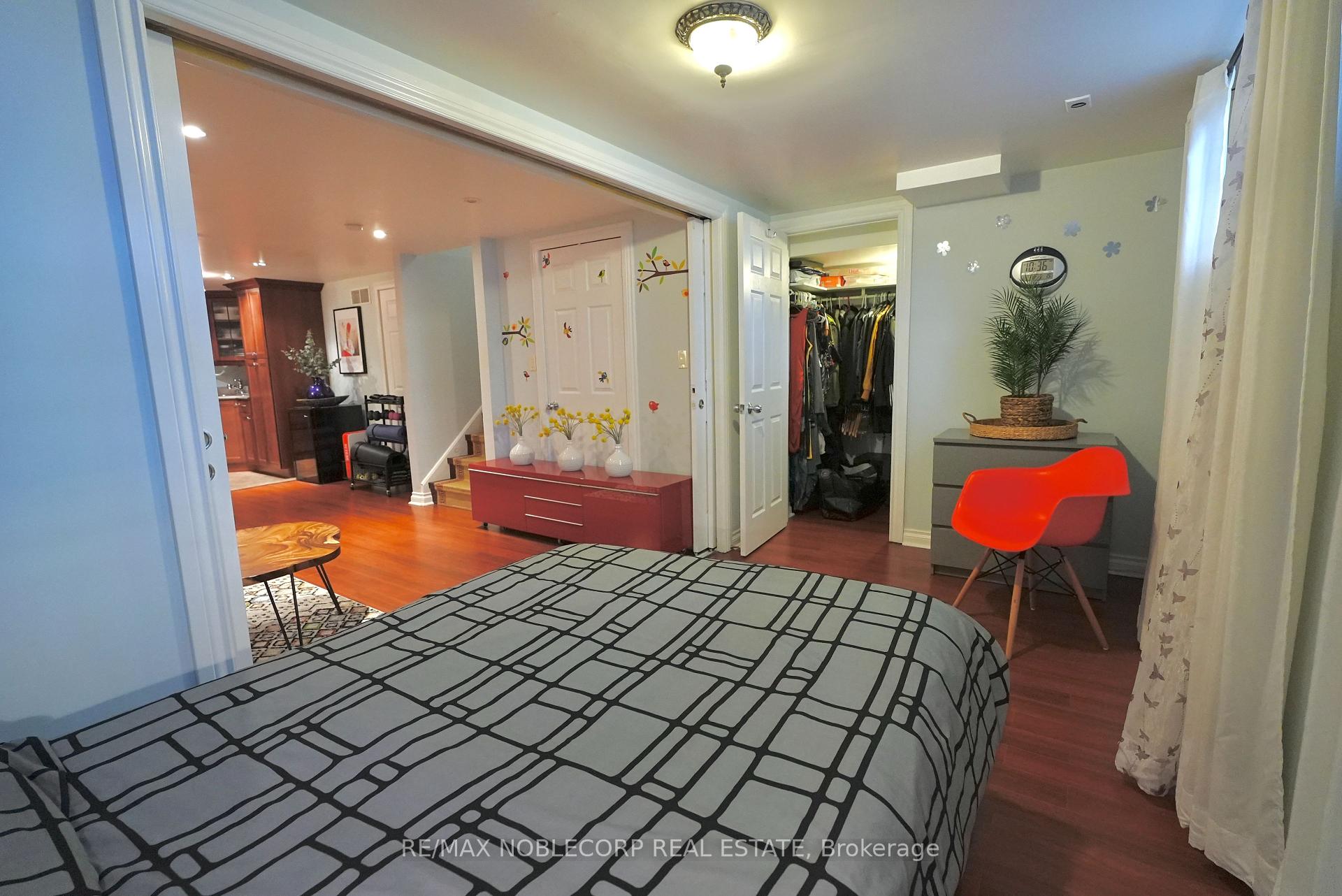 4 Bedrooms Condo at 17 Overlea, Toronto For sale