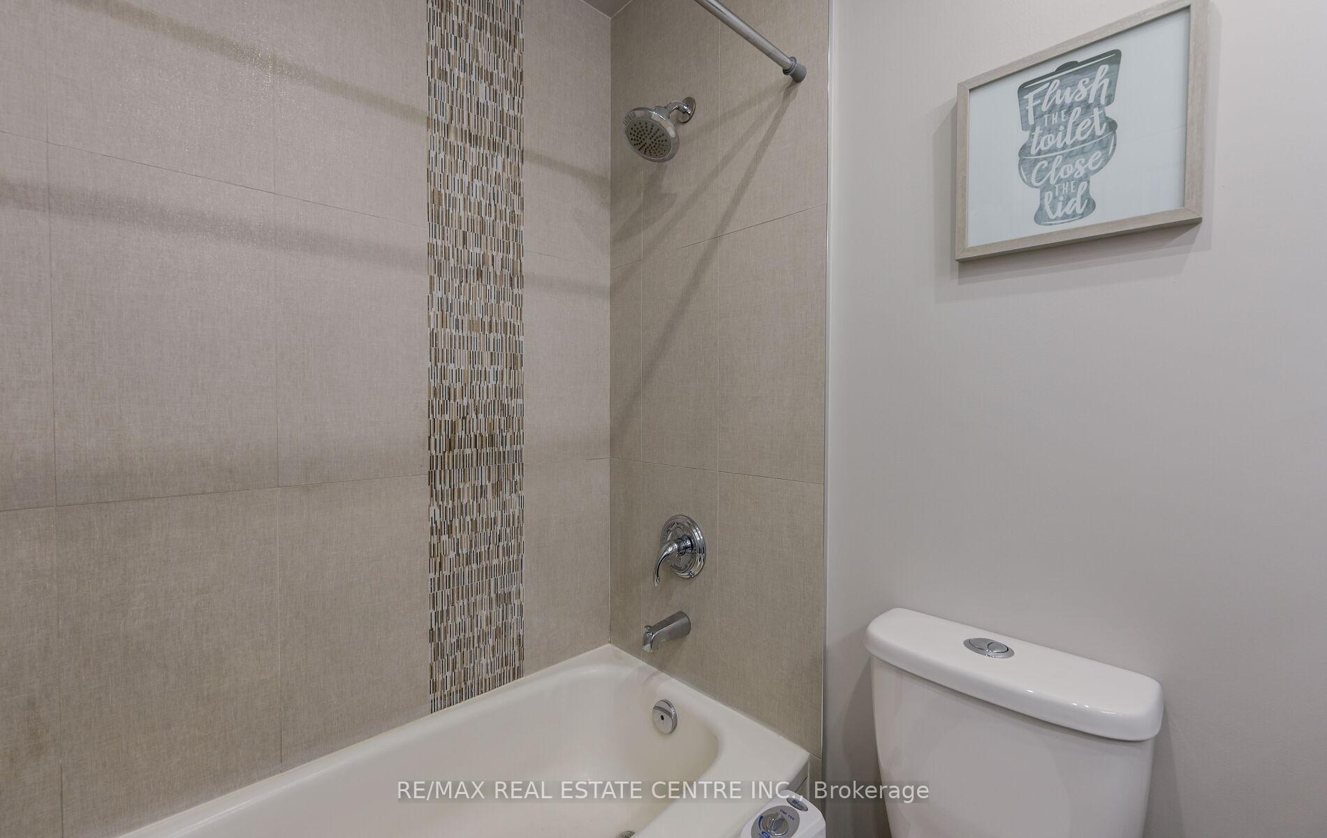 3 Bedrooms Condo at 200 Robert Speck, Mississauga For sale
