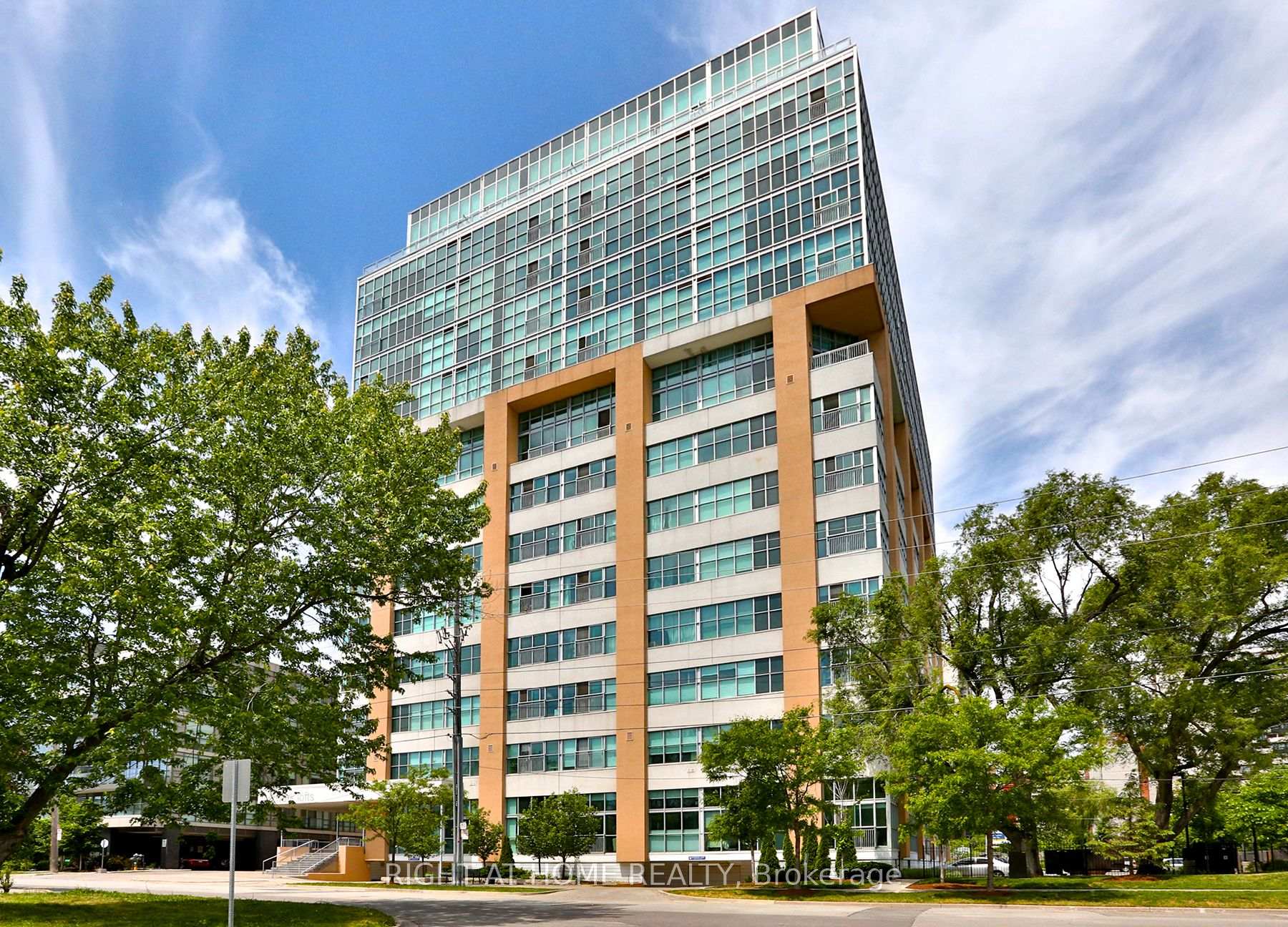 1 Bedroom Condo at 2 Fieldway, Toronto For sale