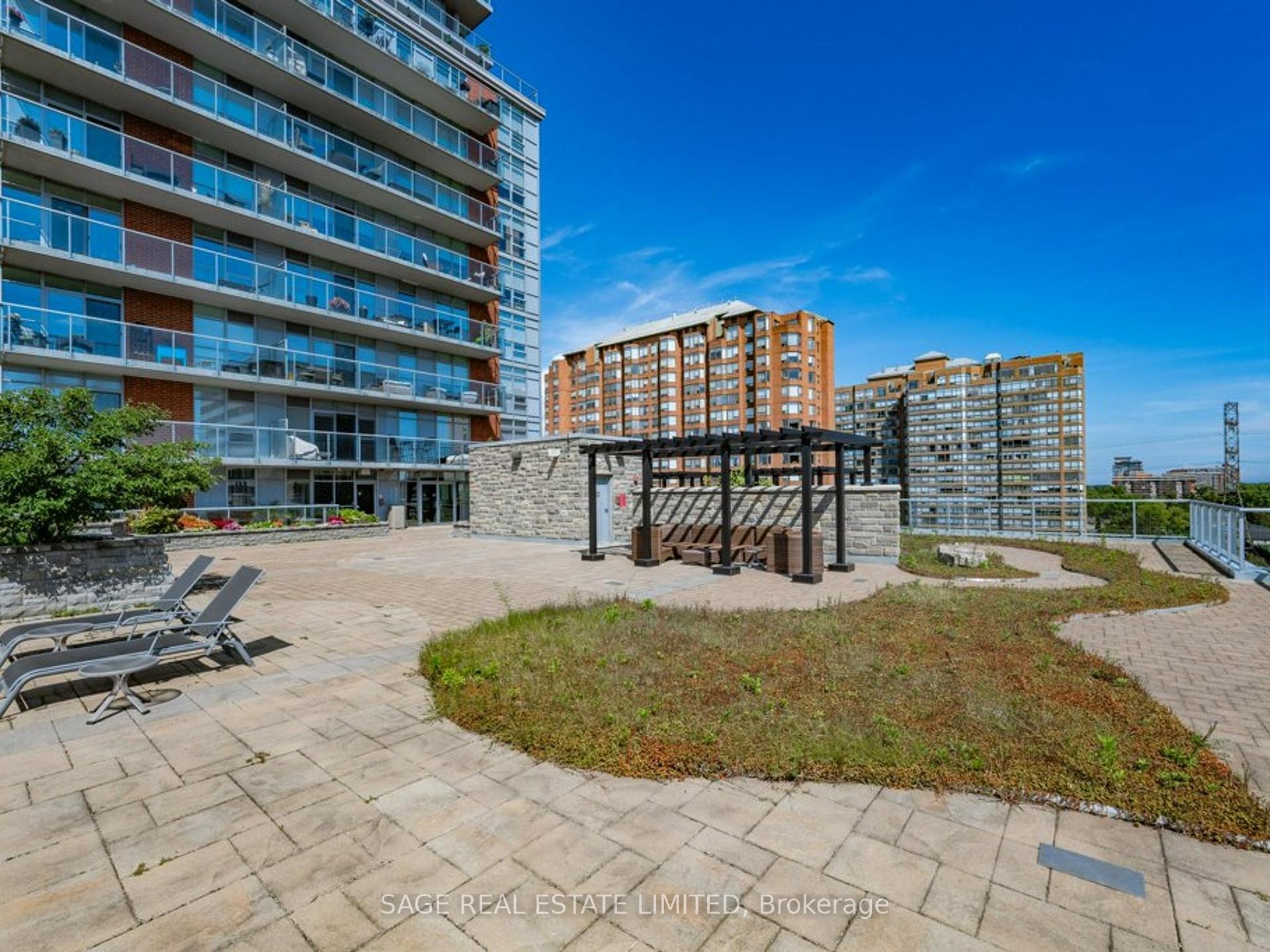 2 Bedrooms Condo at 551 Maple, Burlington For sale