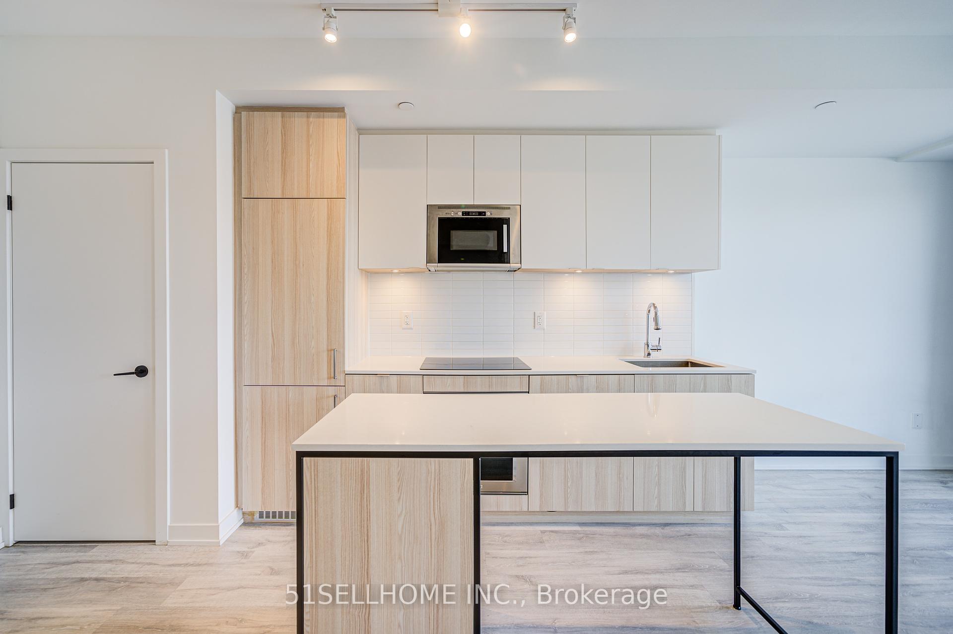 2 Bedrooms Condo at 215 Lakeshore,  Mississauga For sale
