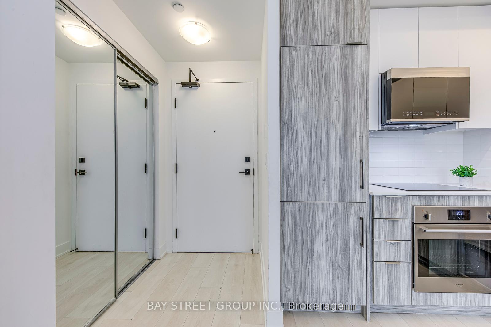 2 Bedrooms Condo at 2485 Taunton, Oakville For sale