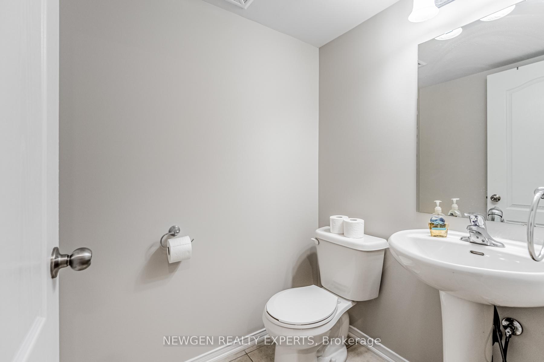 2 Bedrooms Condo at 51 Hays, Oakville For sale