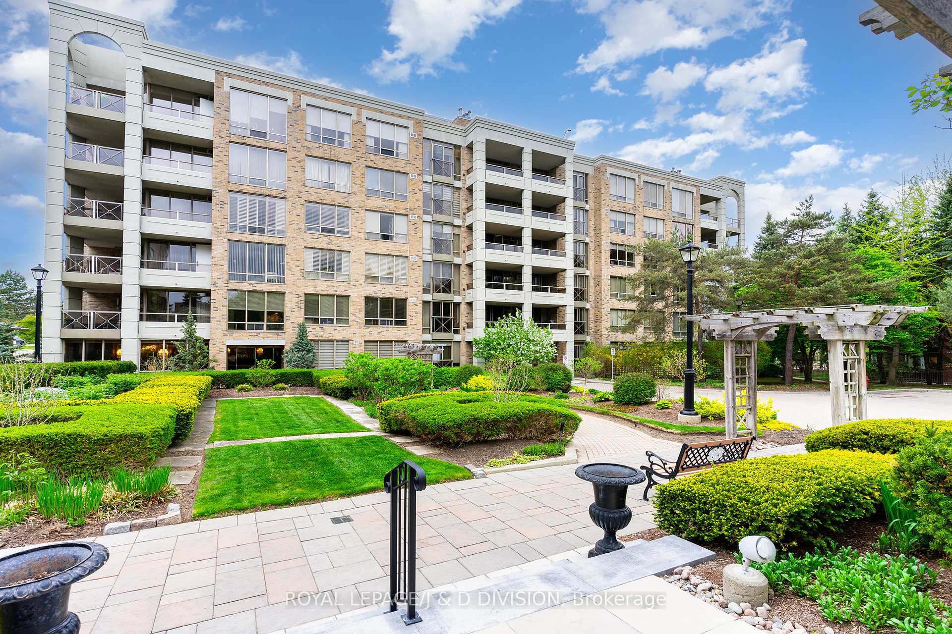 3 Bedrooms Condo at 225 The Donway, Toronto For sale