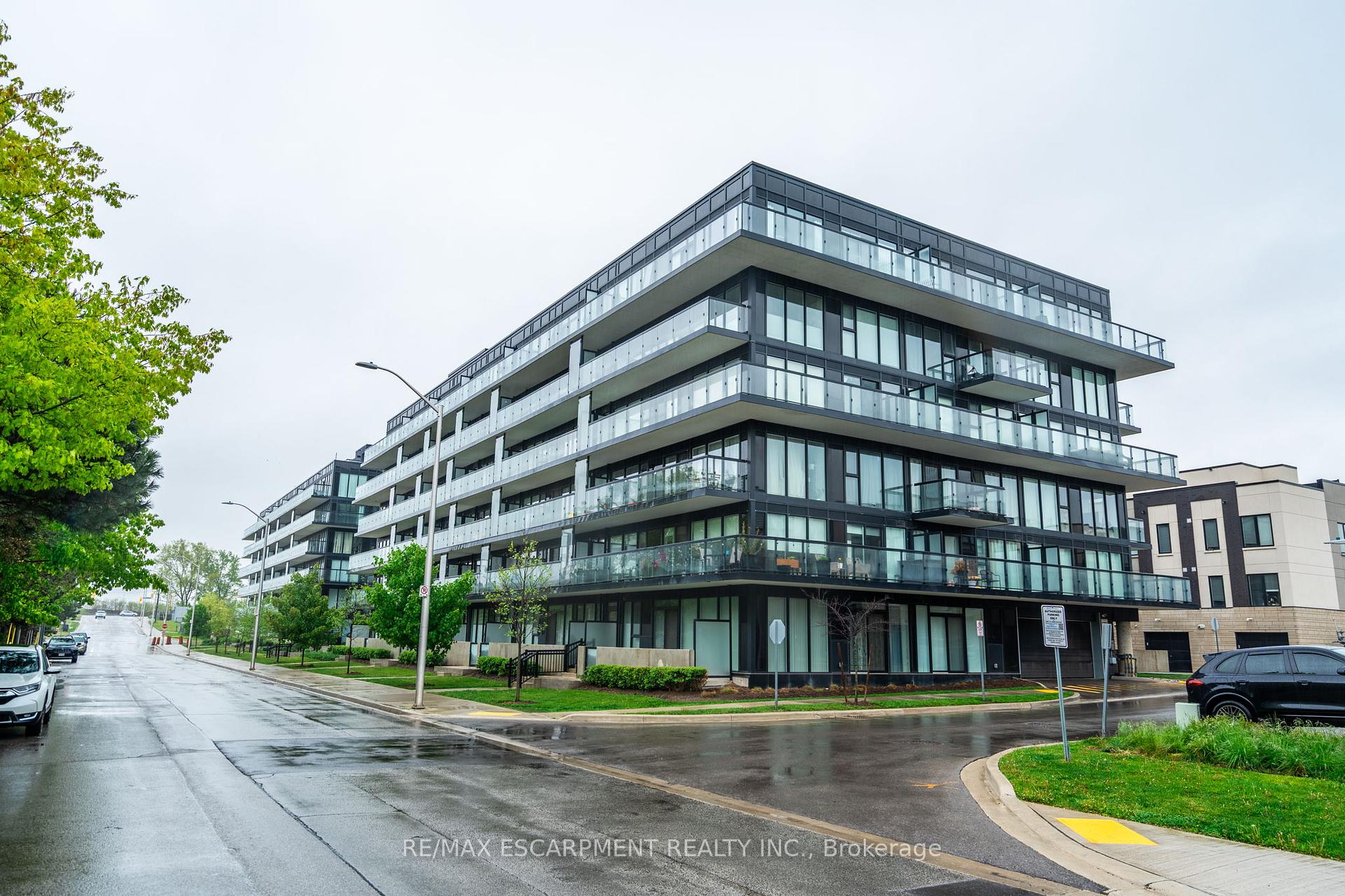 2 Bedrooms Condo at 1119 COOKE, Burlington For sale