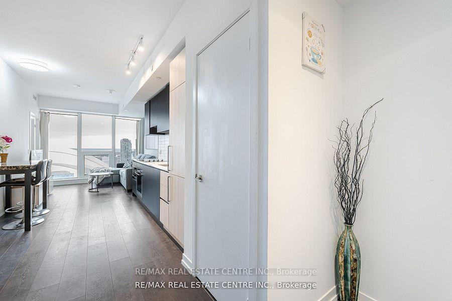 2 Bedrooms Condo at 55 Mercer, Toronto For sale