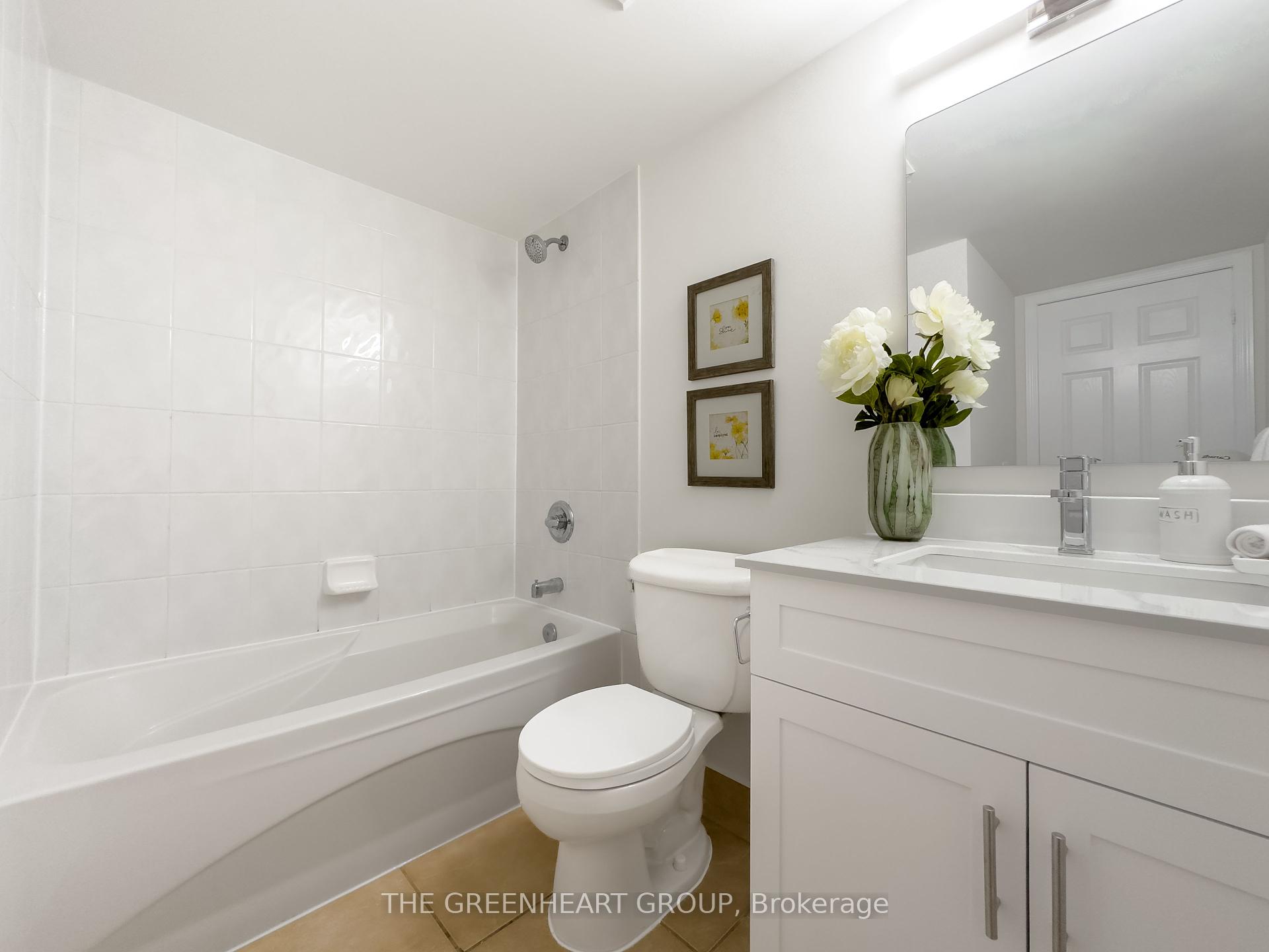 3 Bedrooms Condo at 155 Beecroft,  Toronto For sale