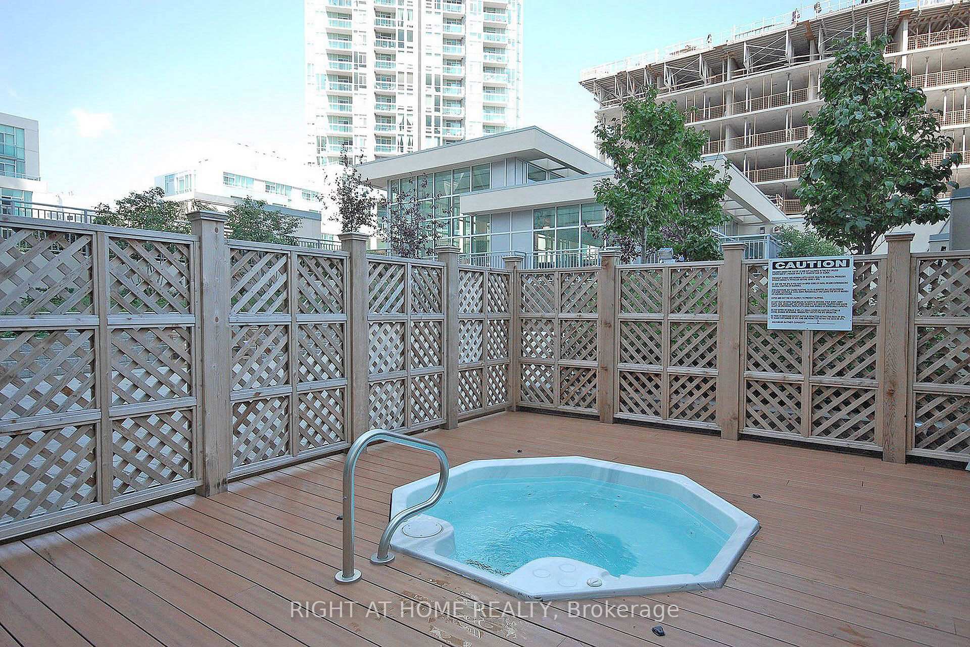 2 Bedrooms Condo at 225 Webb, Mississauga For sale