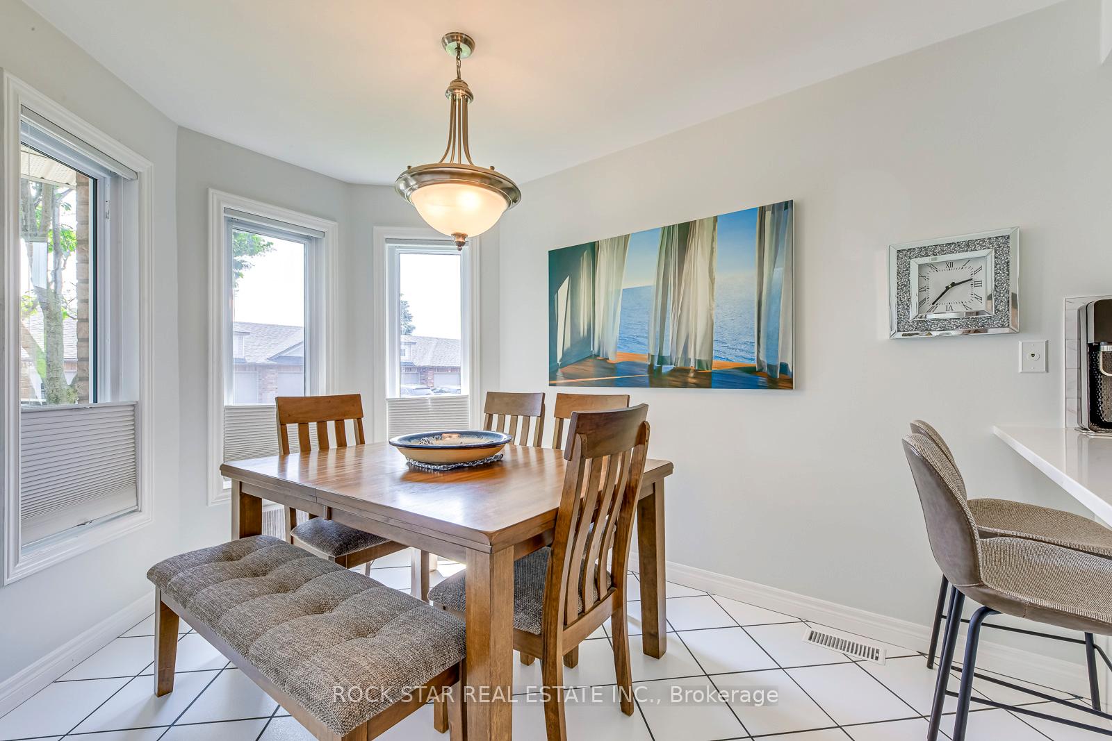 2 Bedrooms Condo at 515 North Service, Hamilton For sale