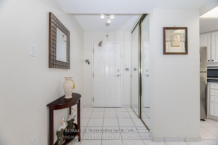 3 Bedrooms Condo at 250 Webb, Mississauga For sale