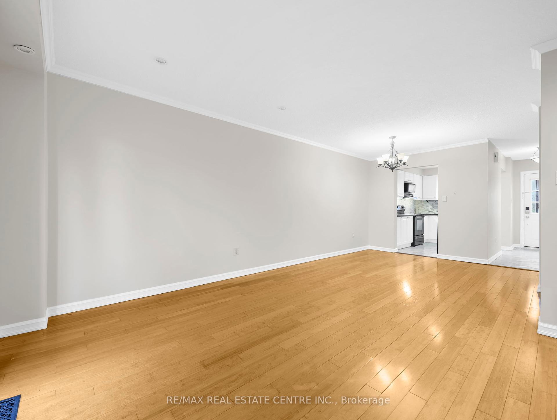 3 Bedrooms Condo at 2779 Gananoque, Mississauga For sale
