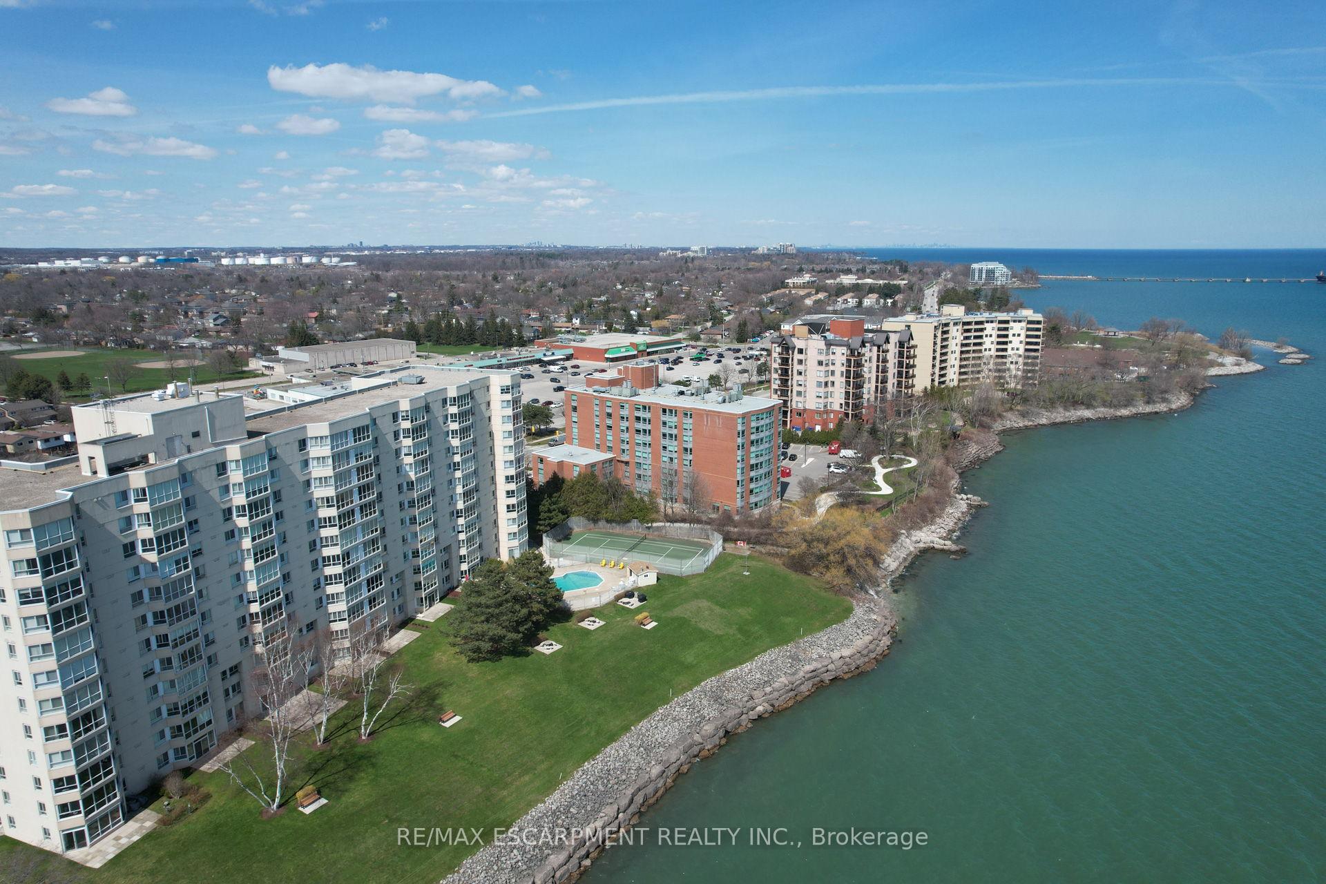 2 Bedrooms Condo at 5280 Lakeshore,  Burlington For sale