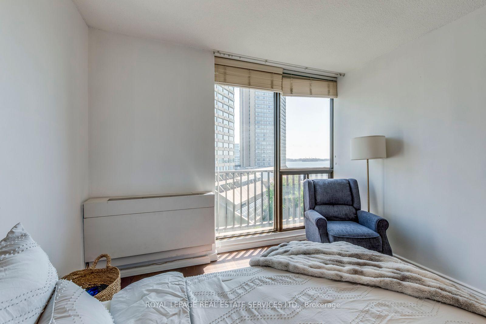 2 Bedrooms Condo at 33 Harbour, Toronto For sale