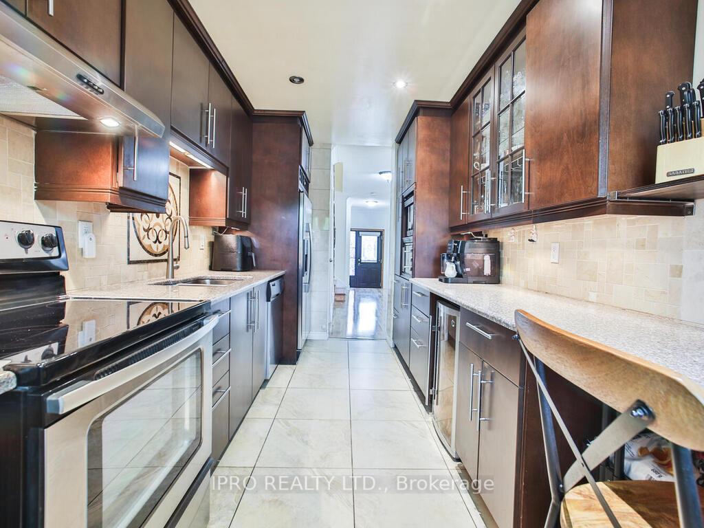 4 Bedrooms Condo at 485 Meadows, Mississauga For sale