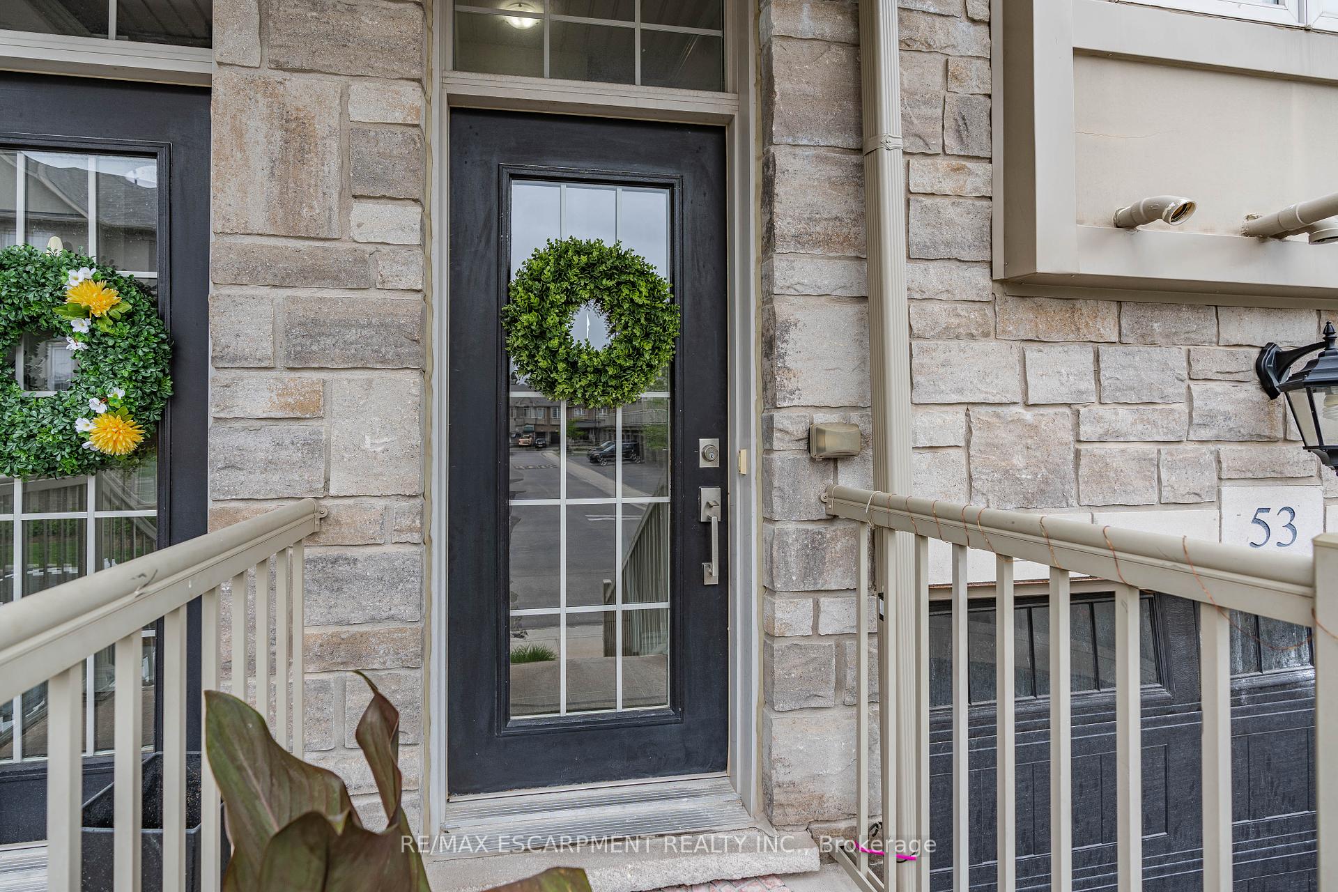 3 Bedrooms Condo at 215 Dundas, Hamilton For sale