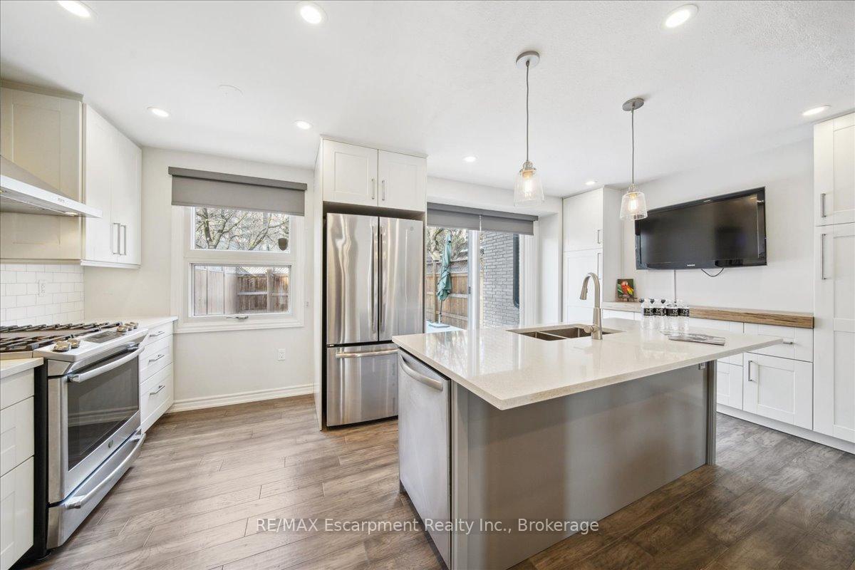 3 Bedrooms Condo at 779 Hyde,  Burlington For sale