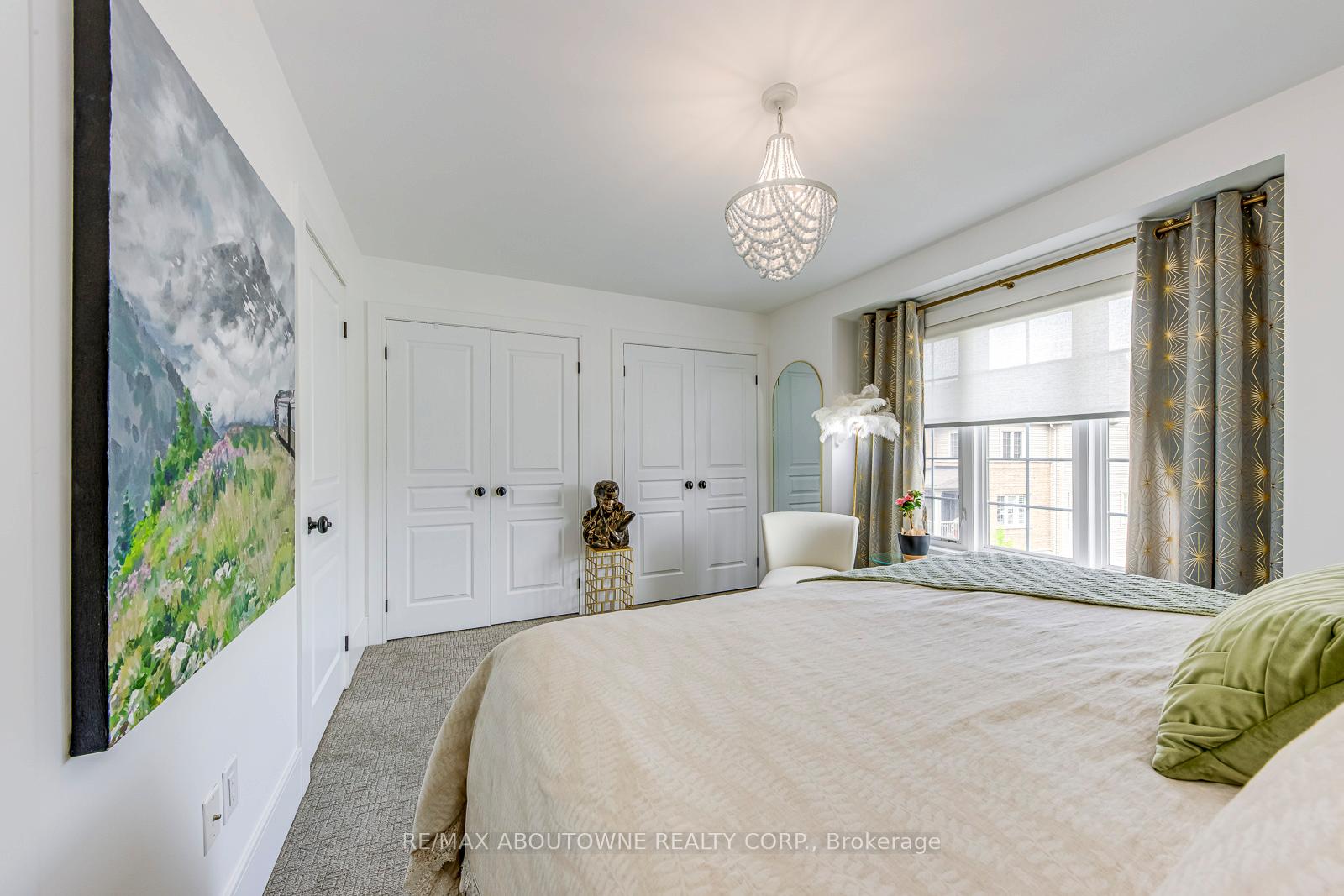 2 Bedrooms Condo at 1401 Plains, Burlington For sale
