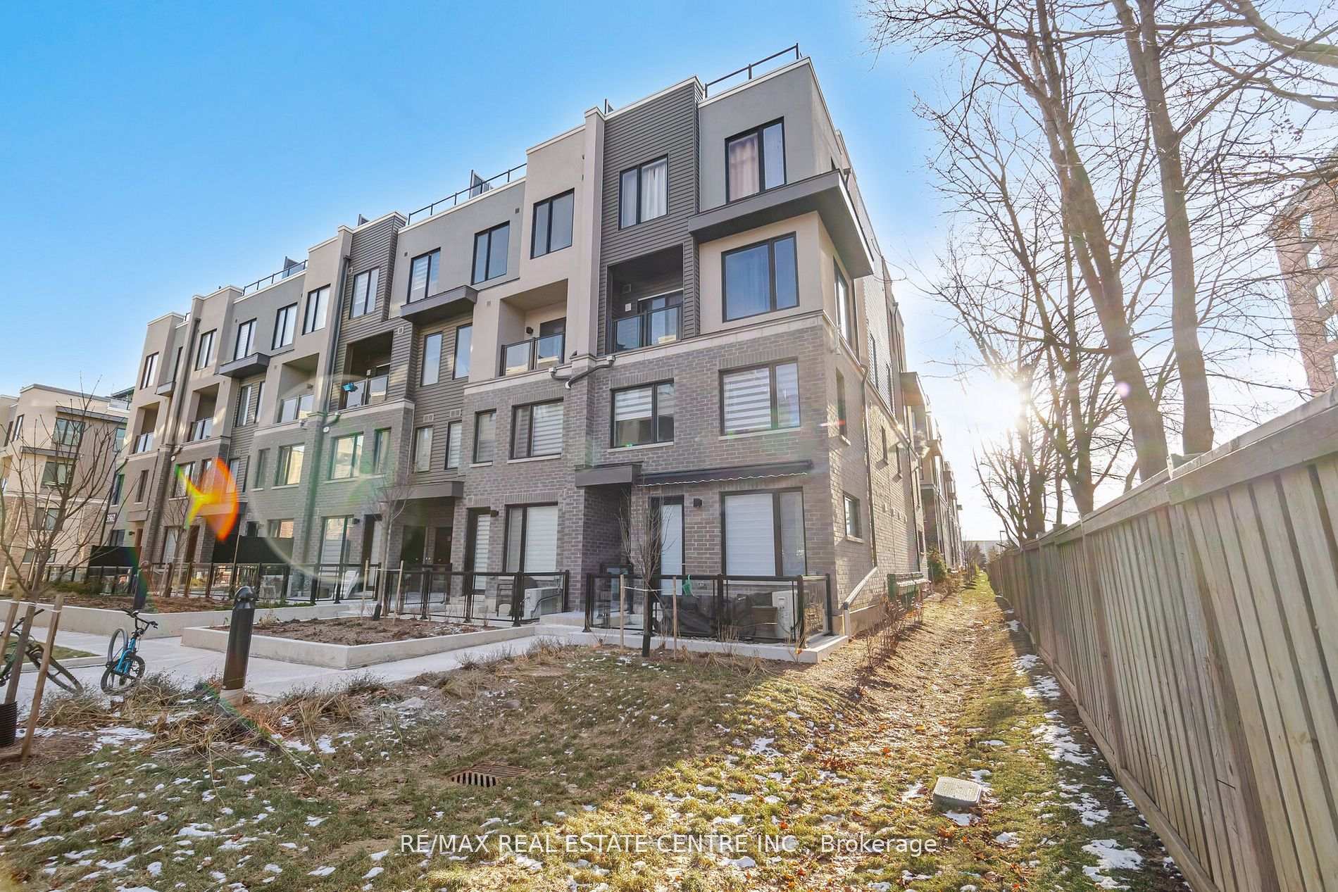 2 Bedrooms Condo at 3562 Colonial,  Mississauga For sale