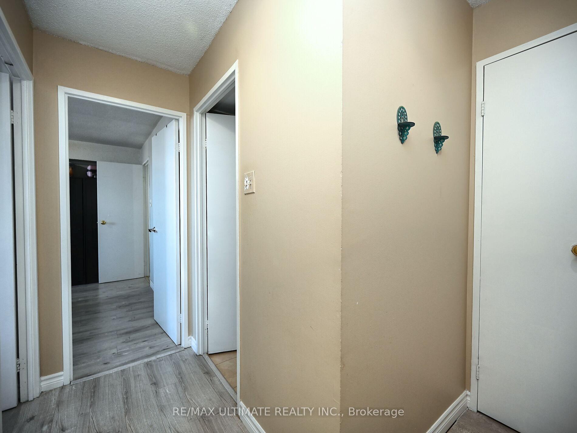 3 Bedrooms Condo at 3700 Kaneff, Mississauga For sale