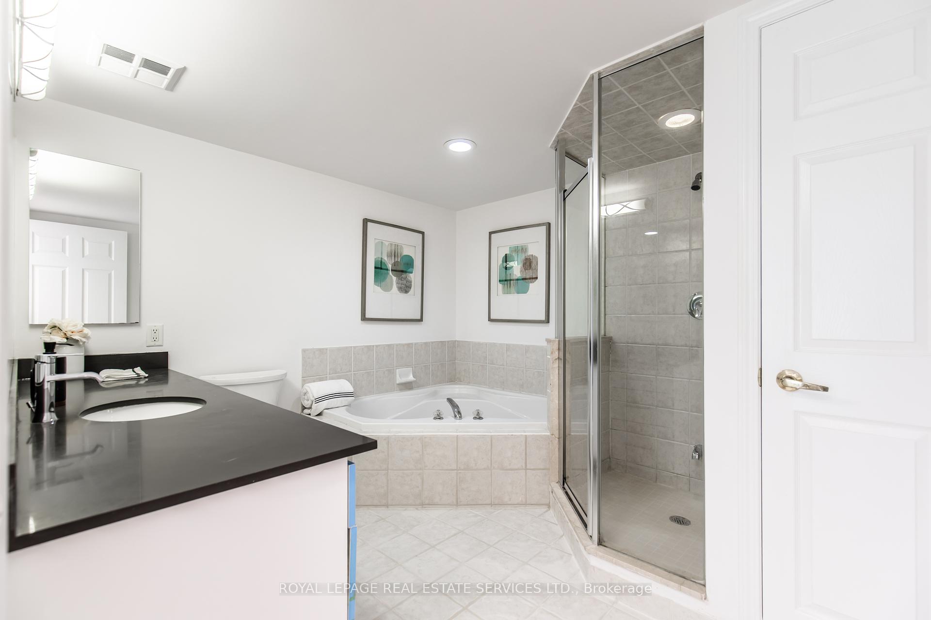 3 Bedrooms Condo at 25 Kingsbridge Garden, Mississauga For sale