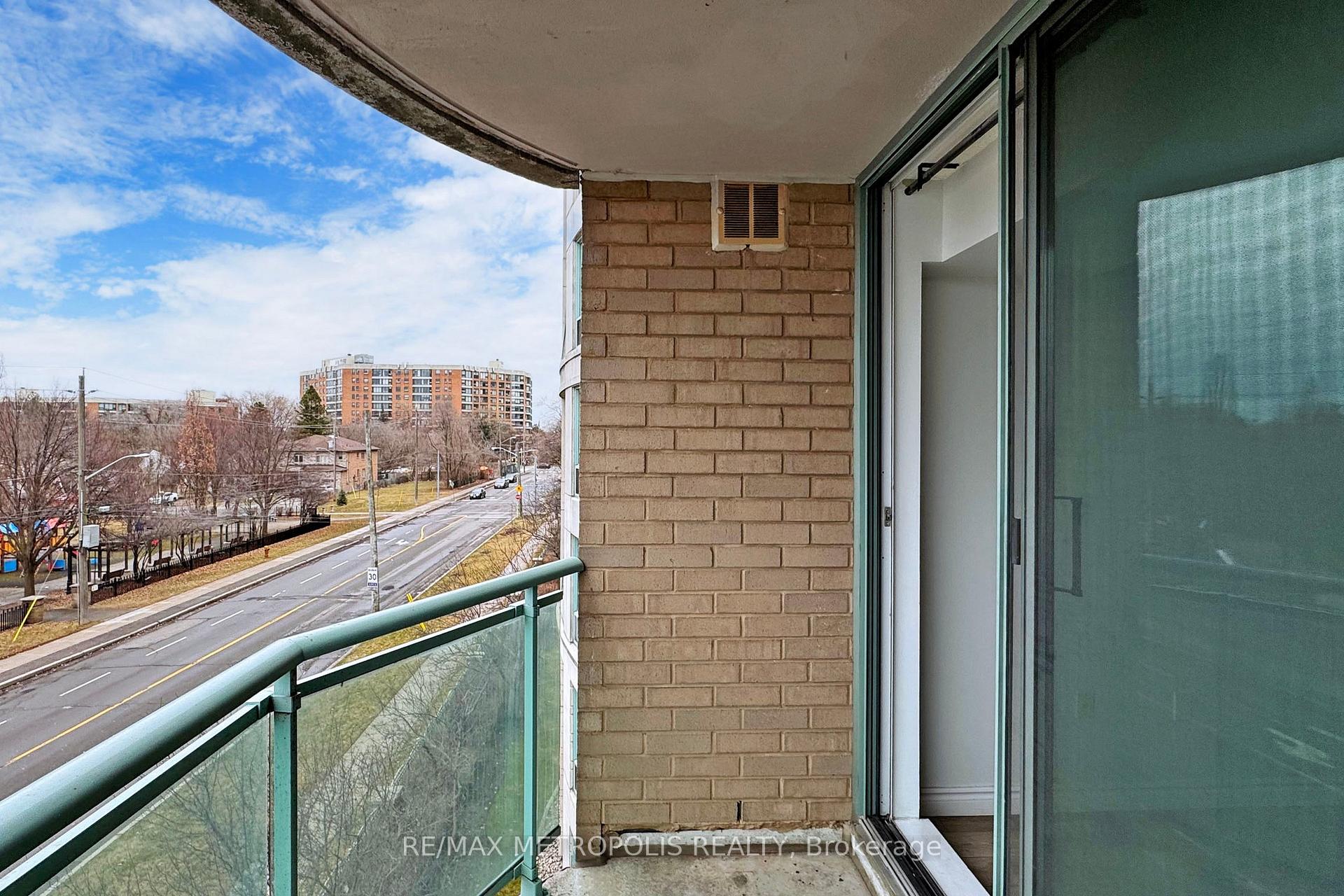 1 Bedroom Condo at 28 Pemberton,  Toronto For sale