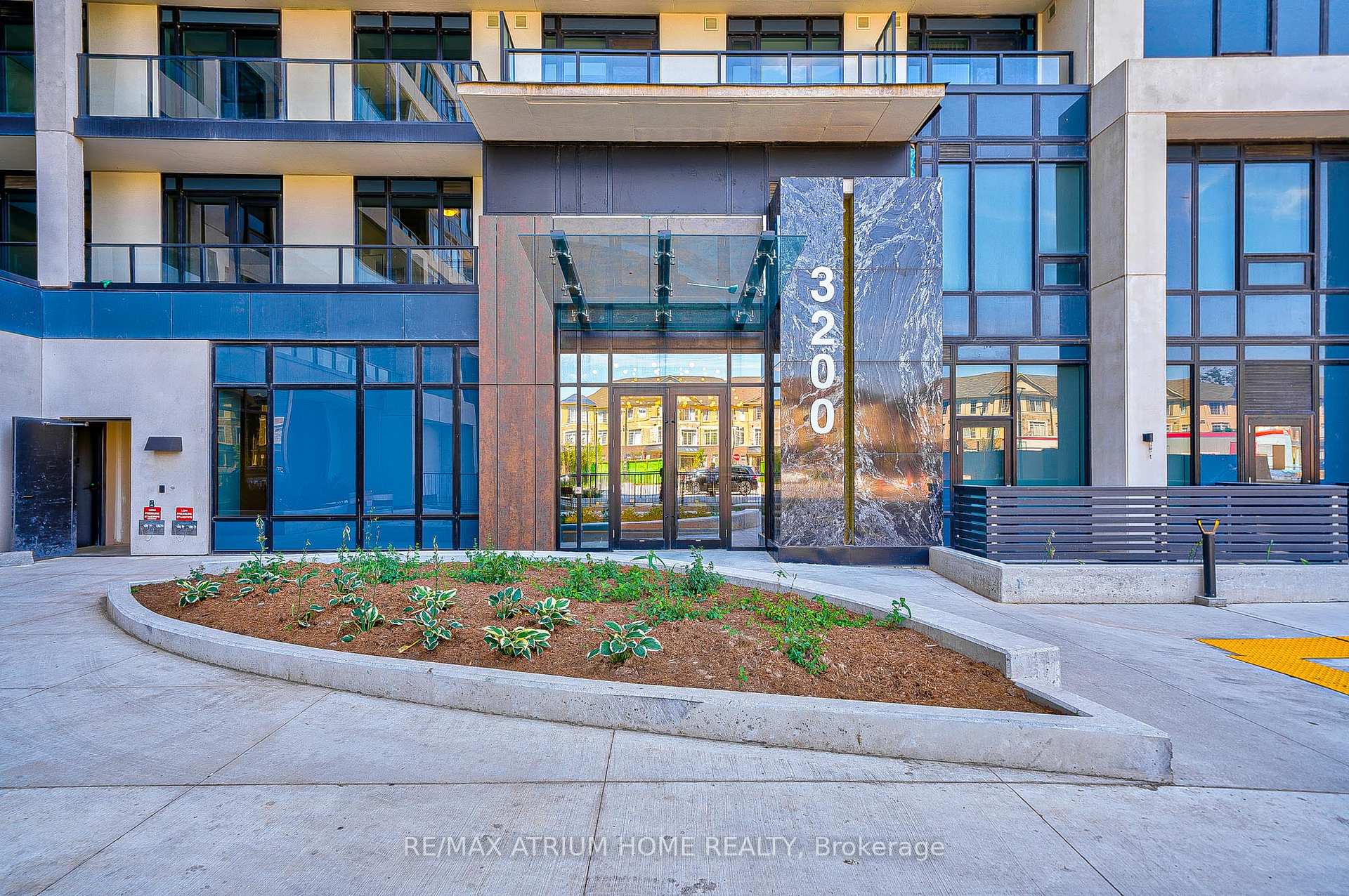 2 Bedrooms Condo at 3200 William Coltson,  Oakville For sale