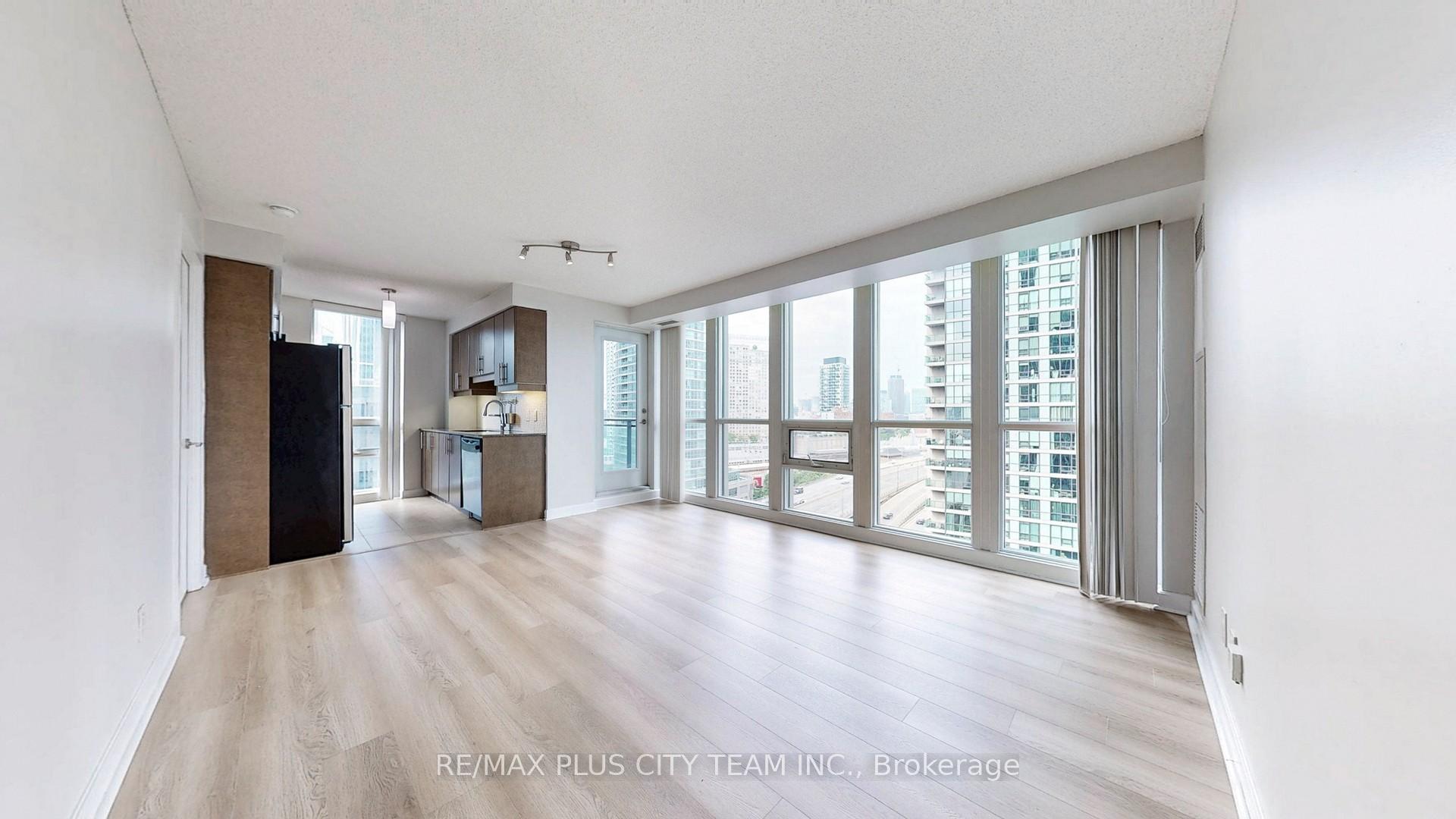 2 Bedrooms Condo at 18 Harbour, Toronto For sale