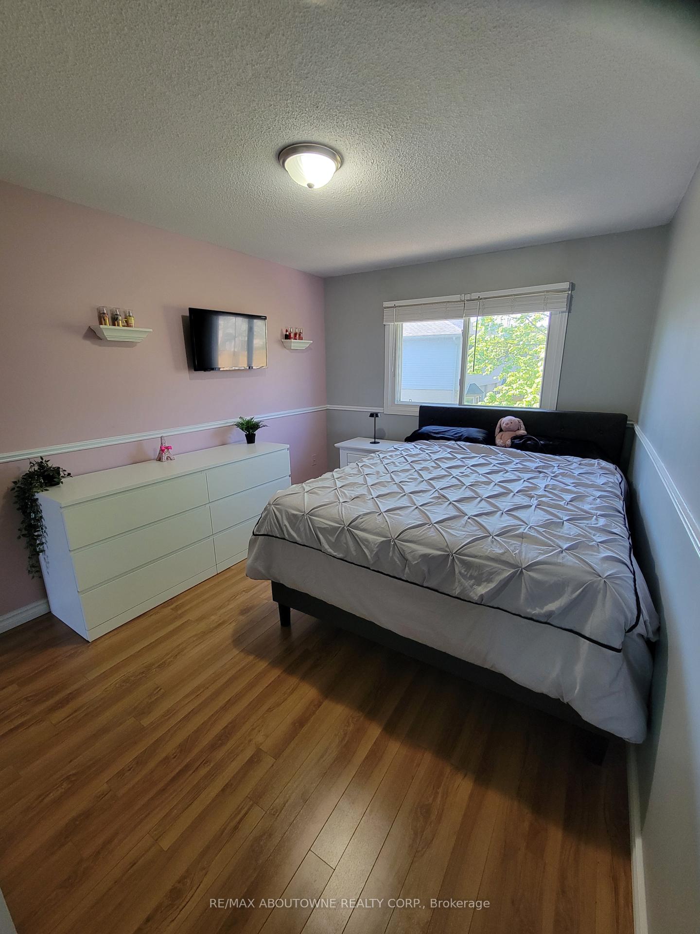 3 Bedrooms Condo at 1 Royalwood, Hamilton For sale