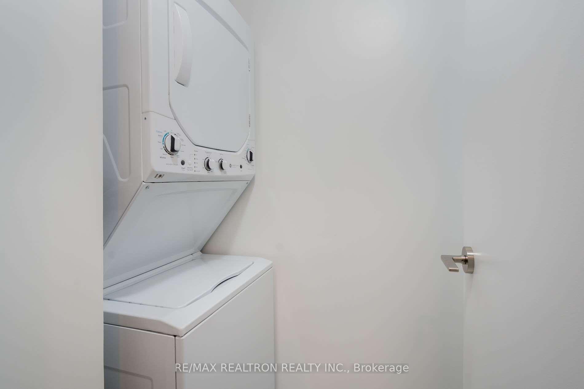 2 Bedrooms Condo at 39 Roehampton, Toronto For sale