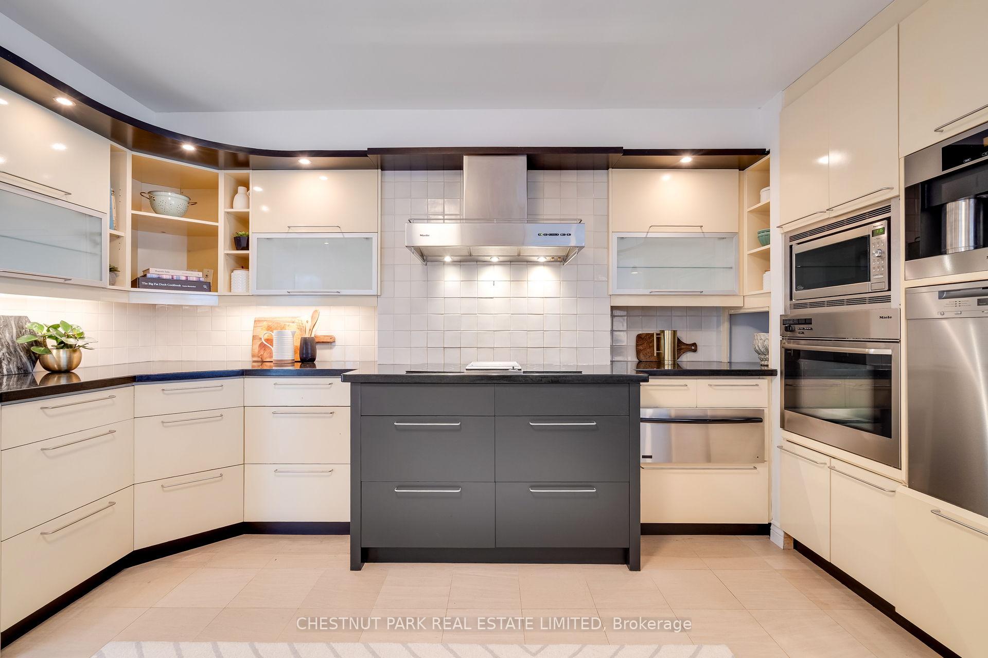 3 Bedrooms Condo at 388 Bloor, Toronto For sale