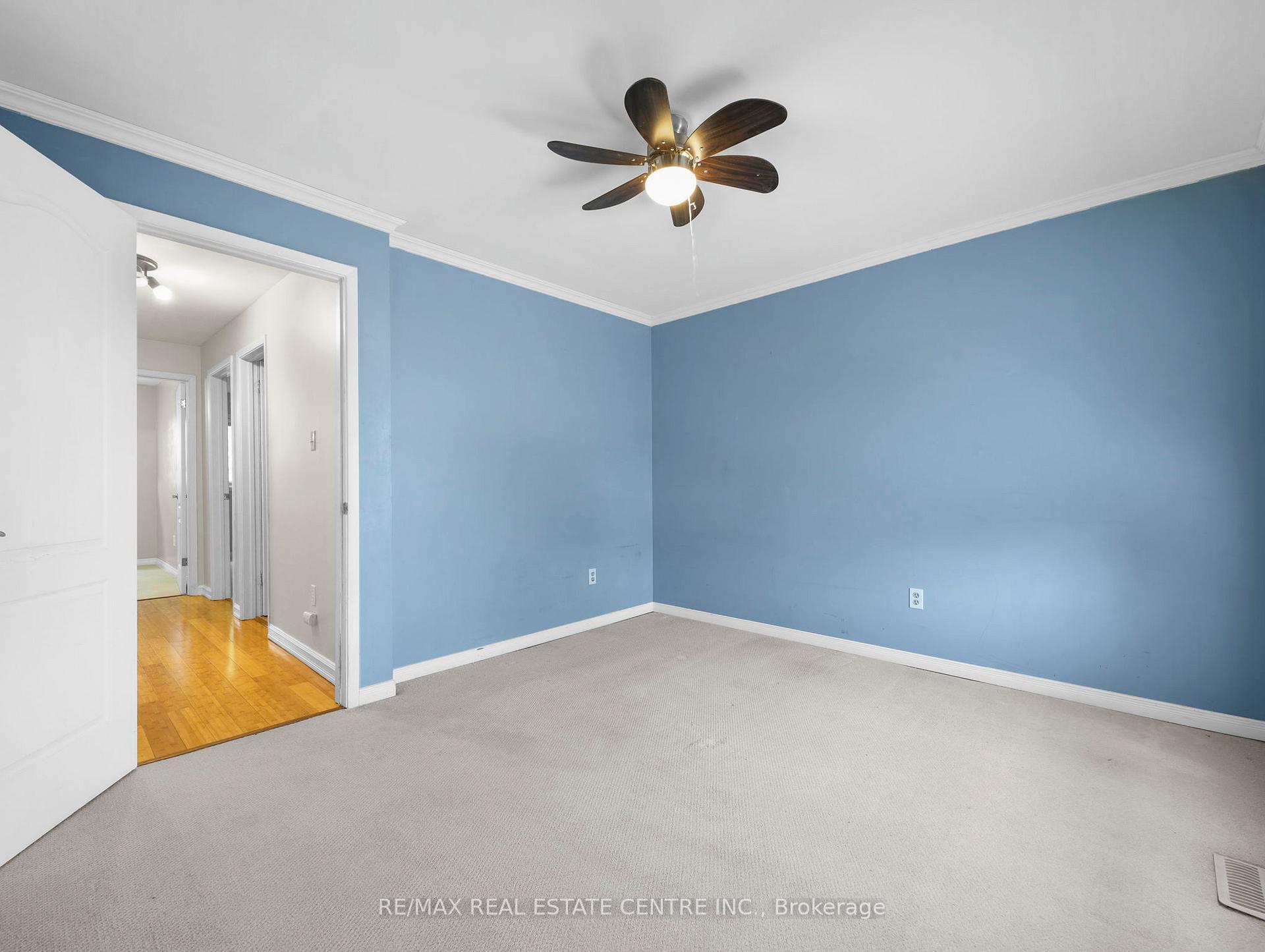 3 Bedrooms Condo at 2779 Gananoque, Mississauga For sale