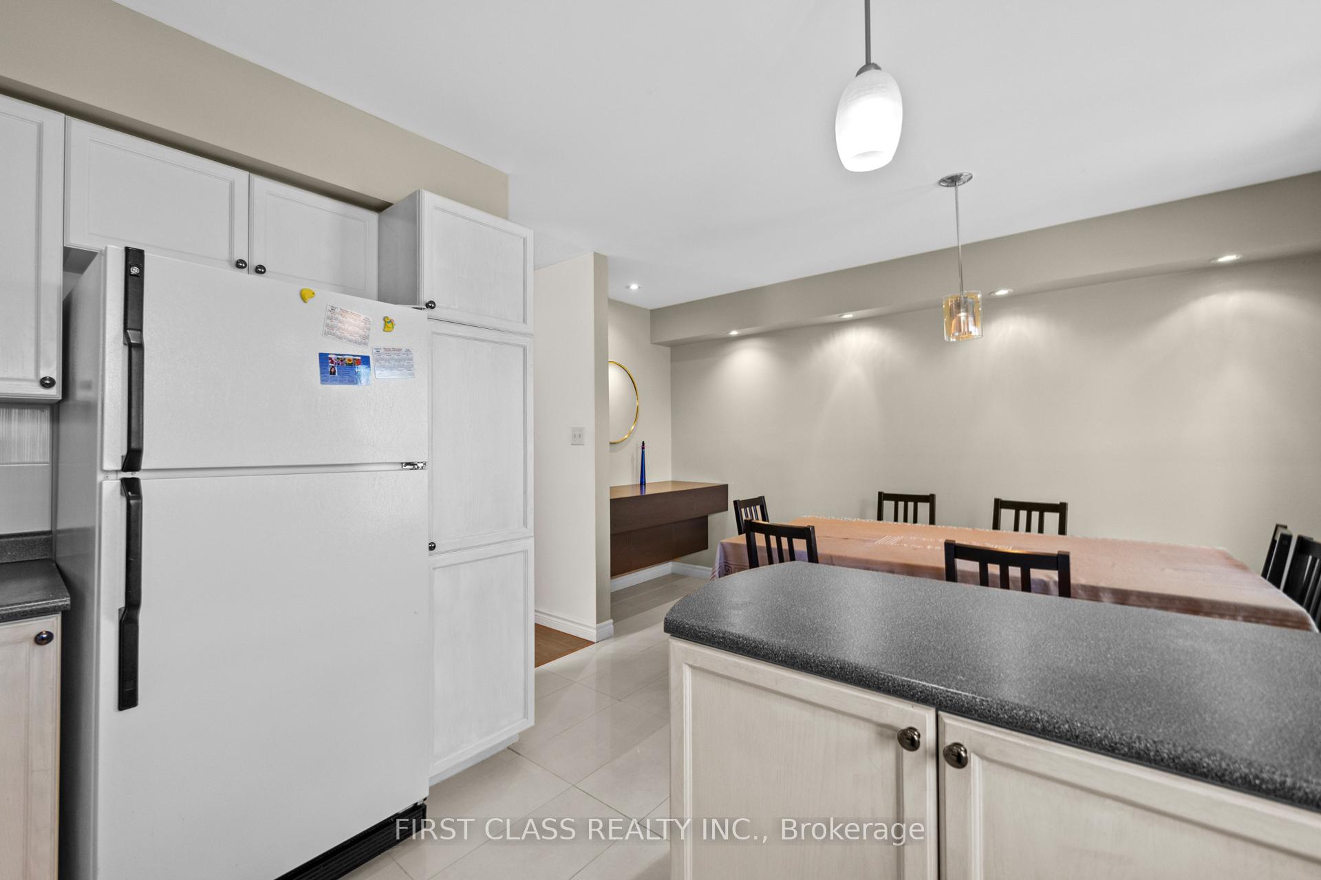 4 Bedrooms Condo at 10A Leaside Park, Toronto For sale
