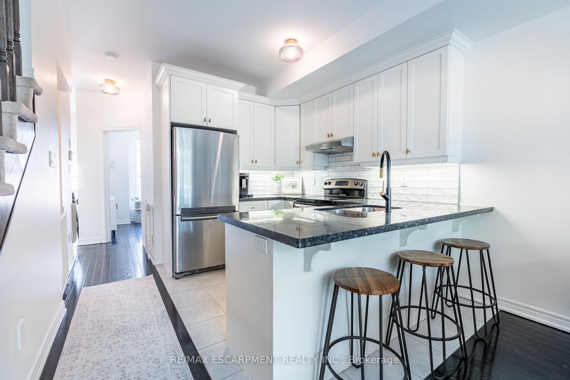2 Bedrooms Condo at 181 Plains, Burlington For sale