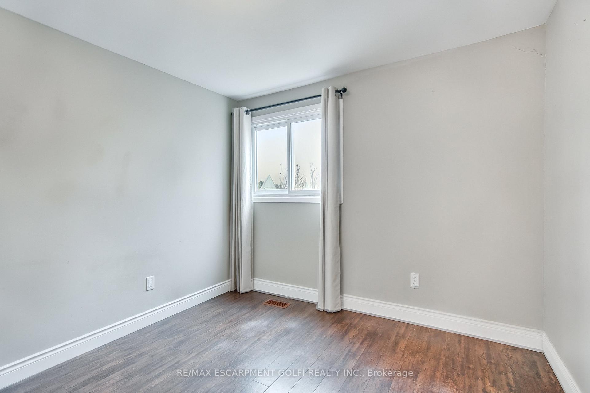 4 Bedrooms Condo at 23 WATSONS, Hamilton For sale