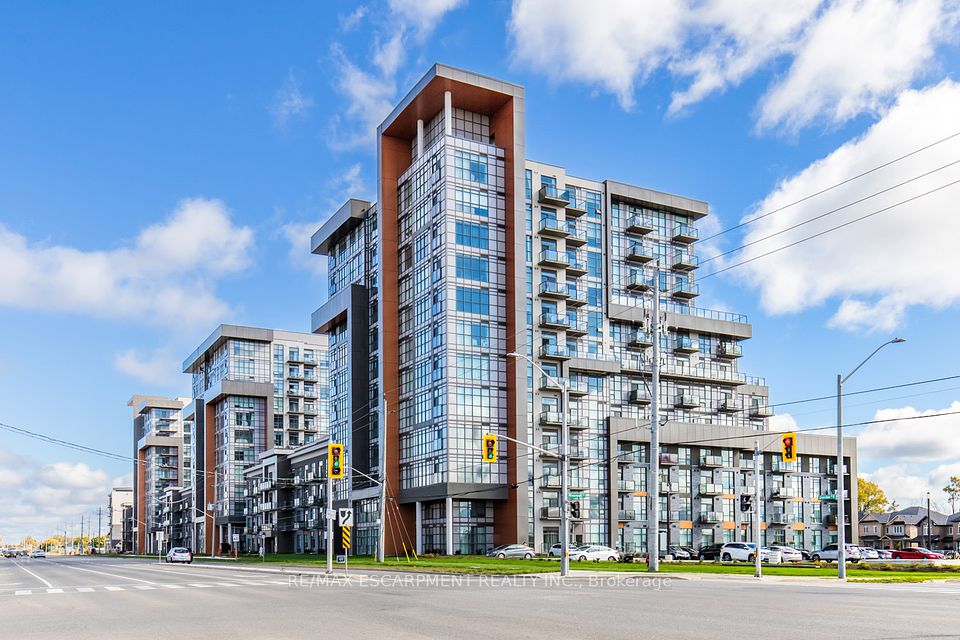 450 Dundas