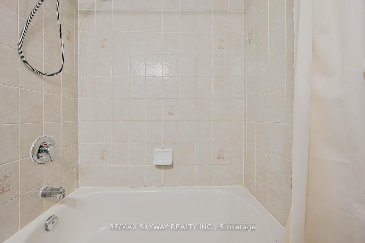 3 Bedrooms Condo at 50 Strathaven,  Mississauga For sale