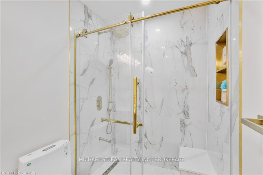 2 Bedrooms Condo at 621 Francis, Burlington For sale