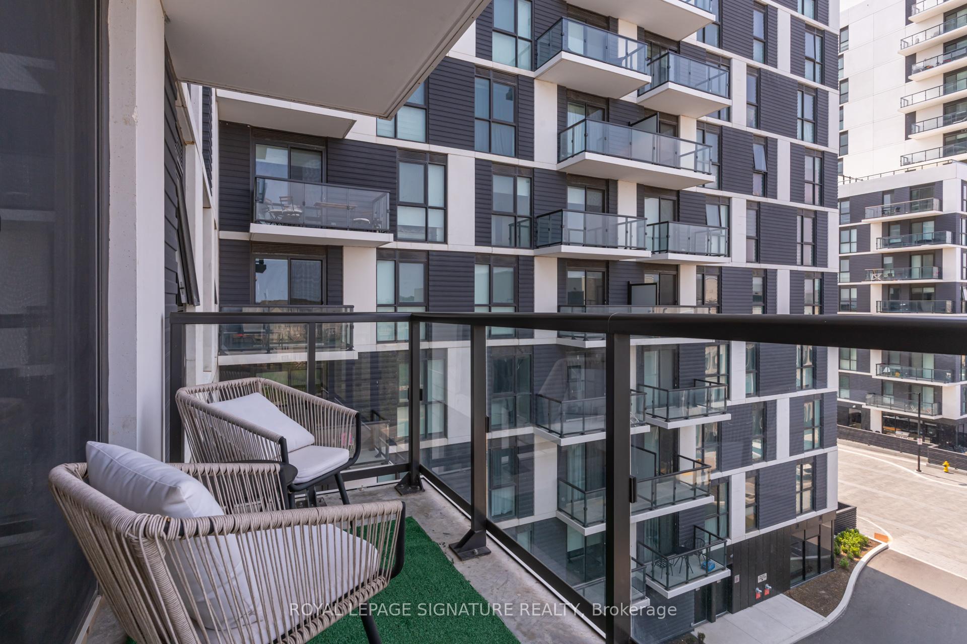 2 Bedrooms Condo at 335 Wheat Boom, Oakville For sale