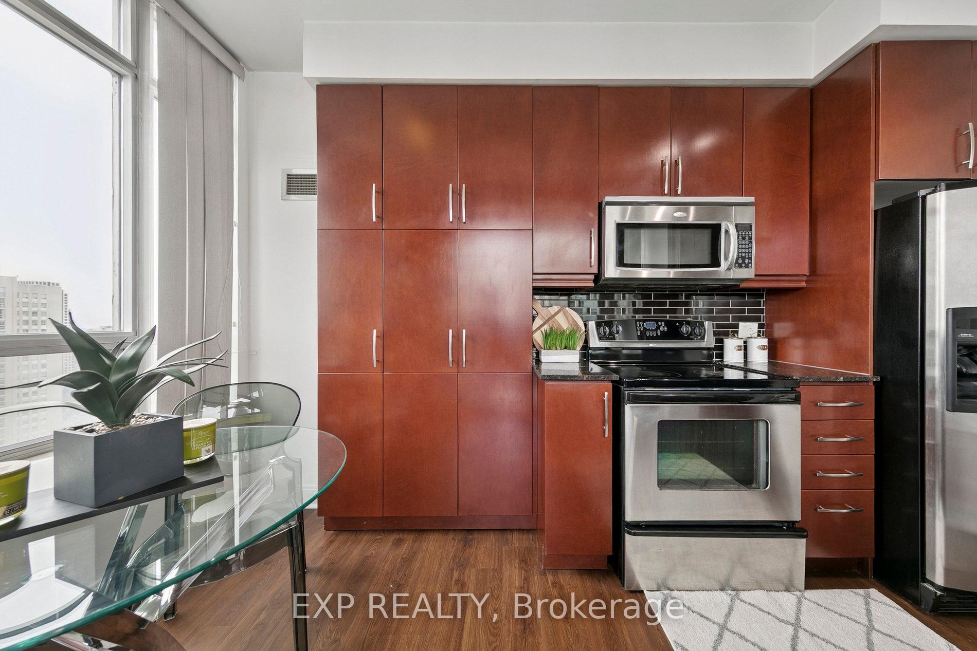 2 Bedrooms Condo at 70 Absolute, Mississauga For sale
