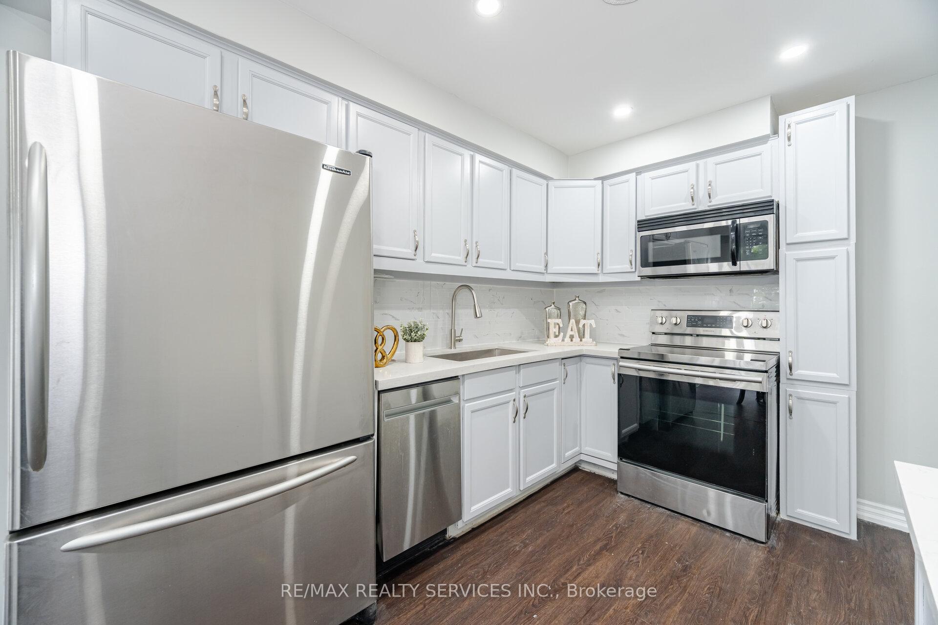 5 Bedrooms Condo at 3525 Brandon Gate, Mississauga For sale