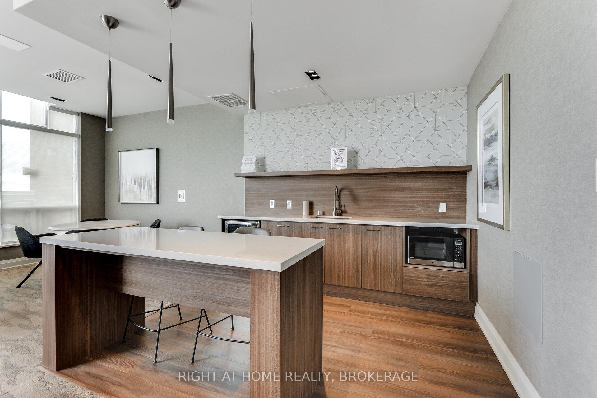 3 Bedrooms Condo at 1276 Maple Crossing, Burlington For sale