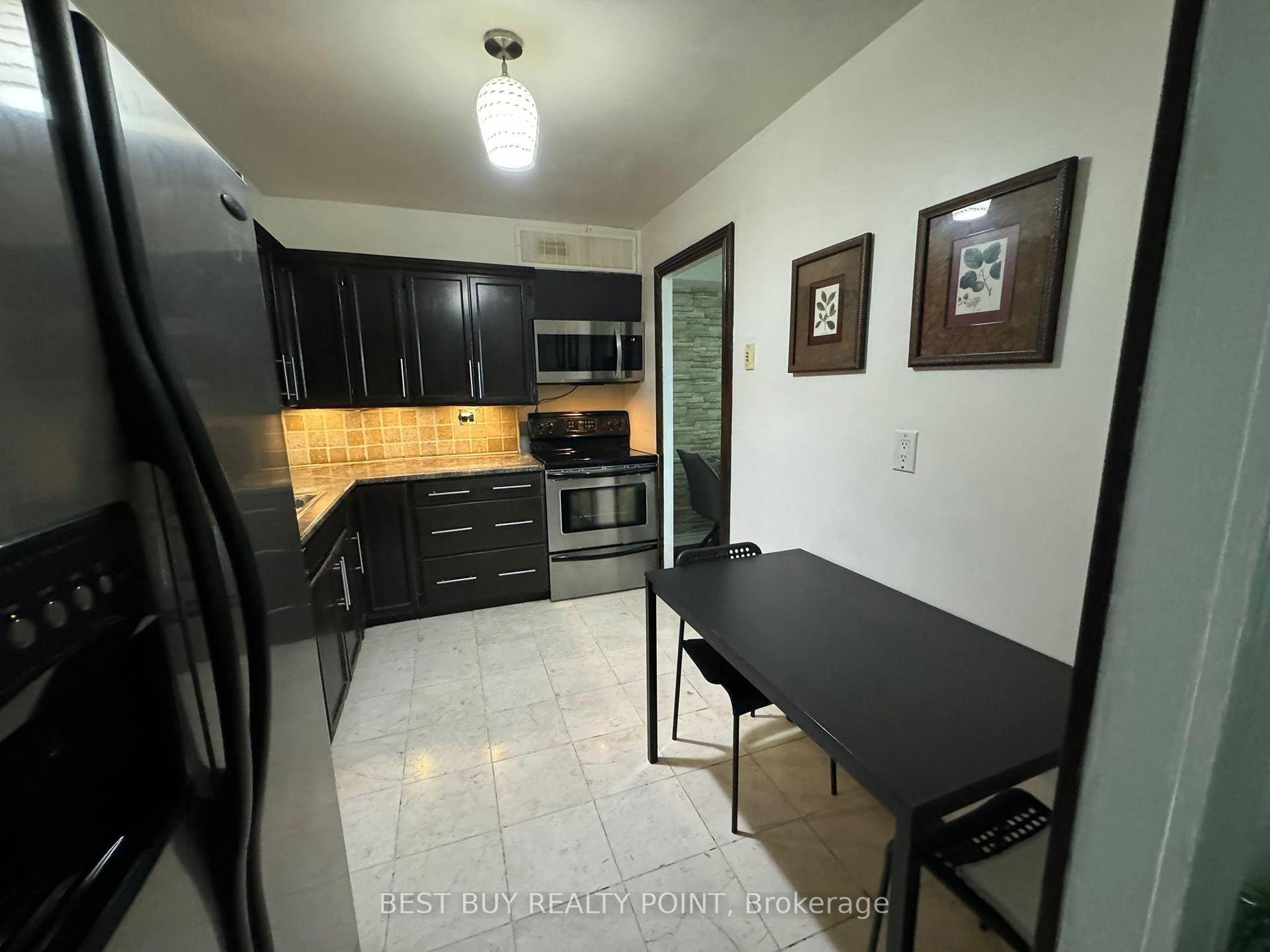 3 Bedrooms Condo at 15 La Rose, Toronto For sale